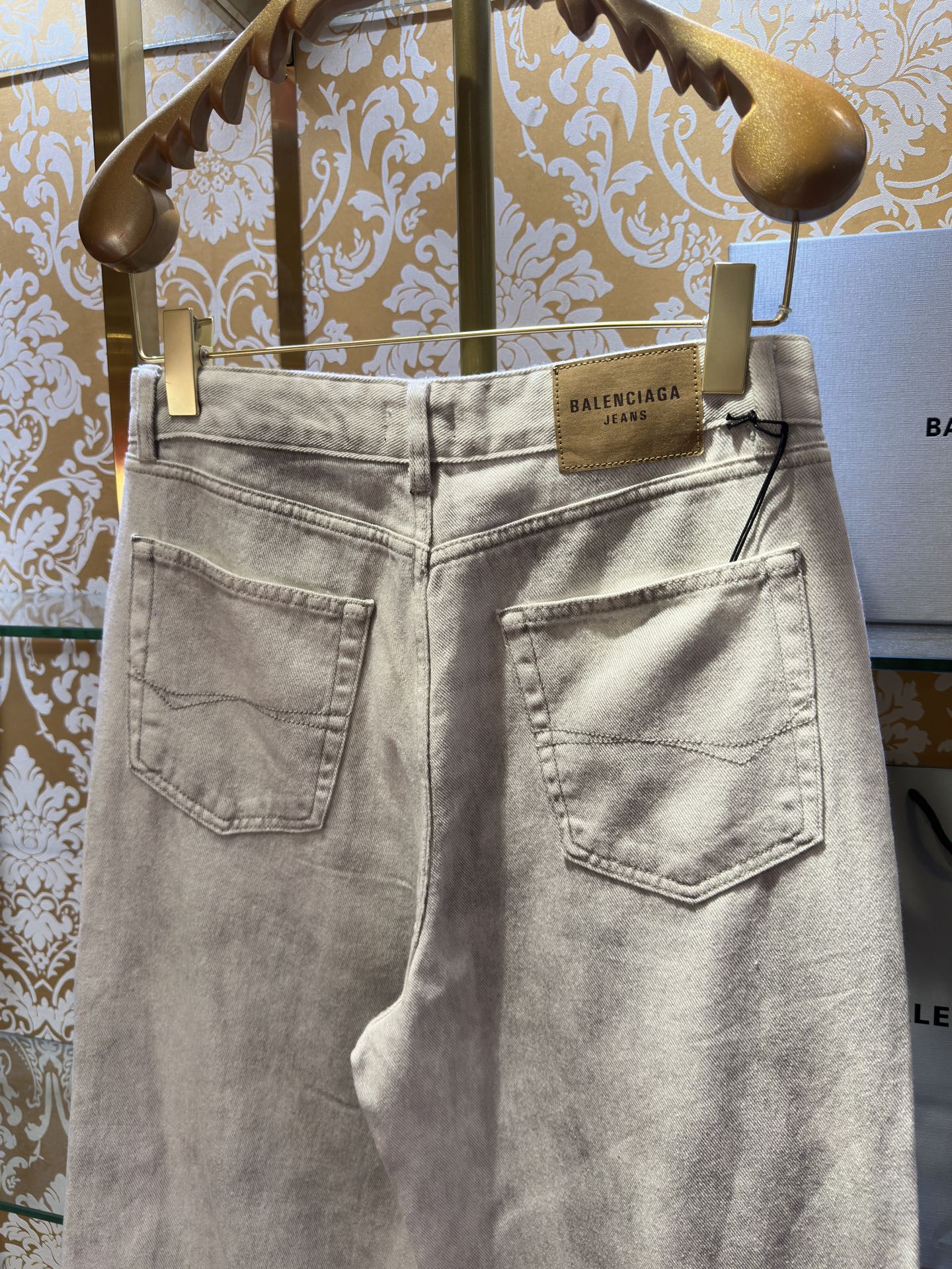 Balenciaga p400 牛仔水仔裤 - 手工做旧による独特な風合い