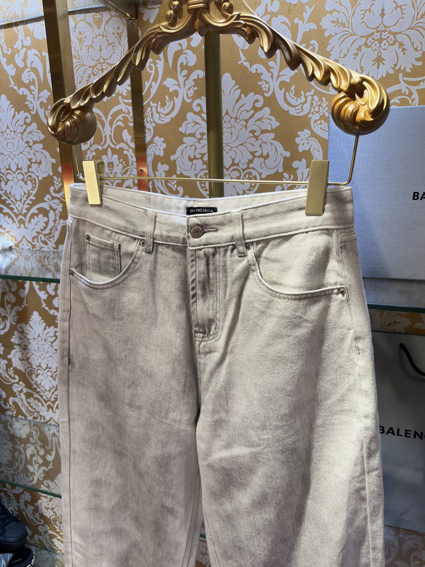 Balenciaga p400 牛仔水仔裤 - 手工做旧による独特な風合い