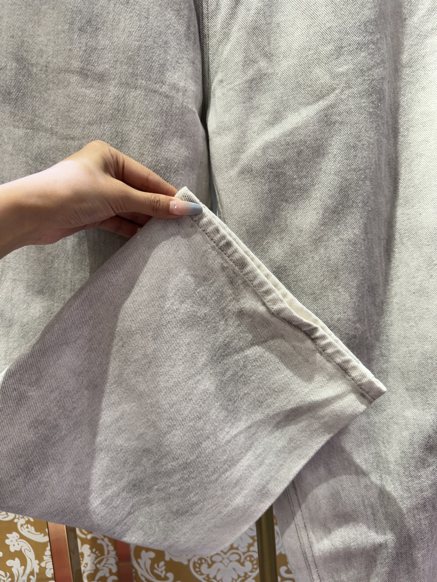 Balenciaga p400 牛仔水仔裤 - 手工做旧による独特な風合い