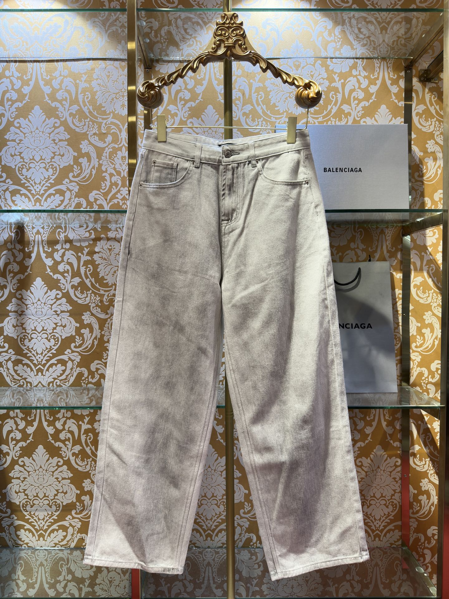 Balenciaga p400 牛仔水仔裤 - 手工做旧による独特な風合い