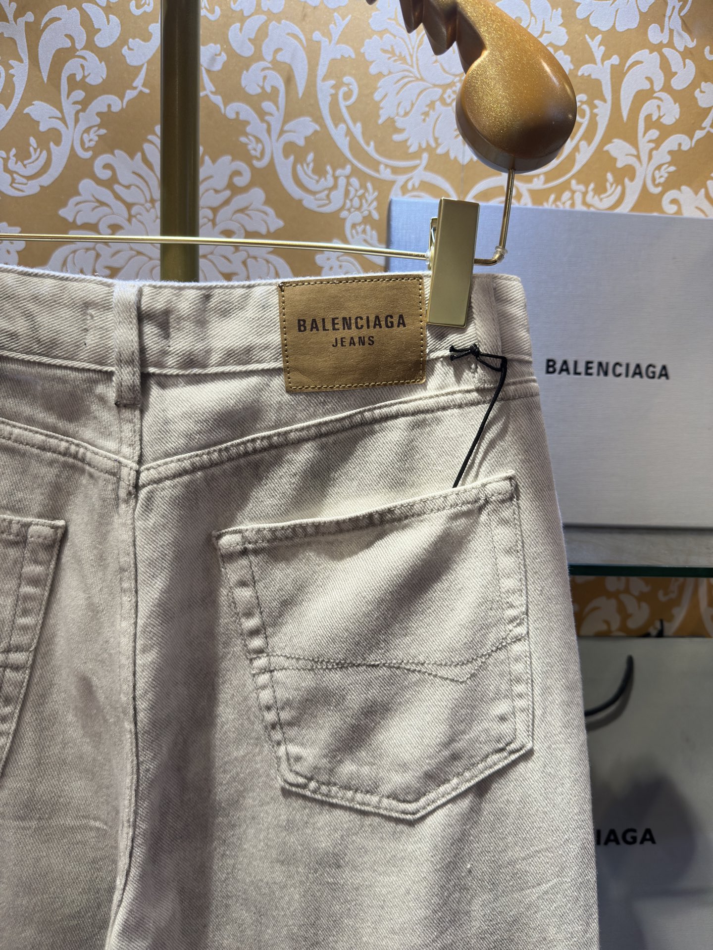 Balenciaga p400 牛仔水仔裤 - 手工做旧による独特な風合い