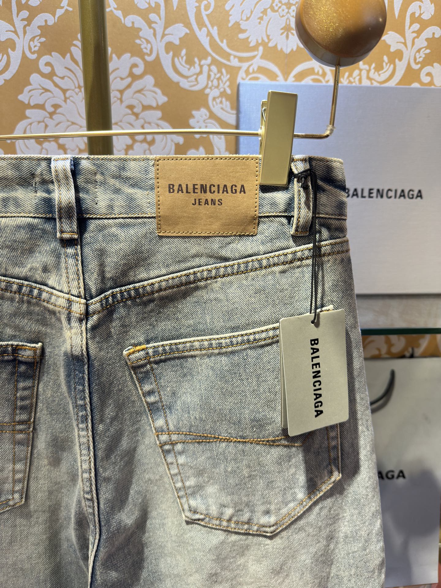 Balenciaga p400 牛仔水仔裤 - 高級工艺と独特な質感