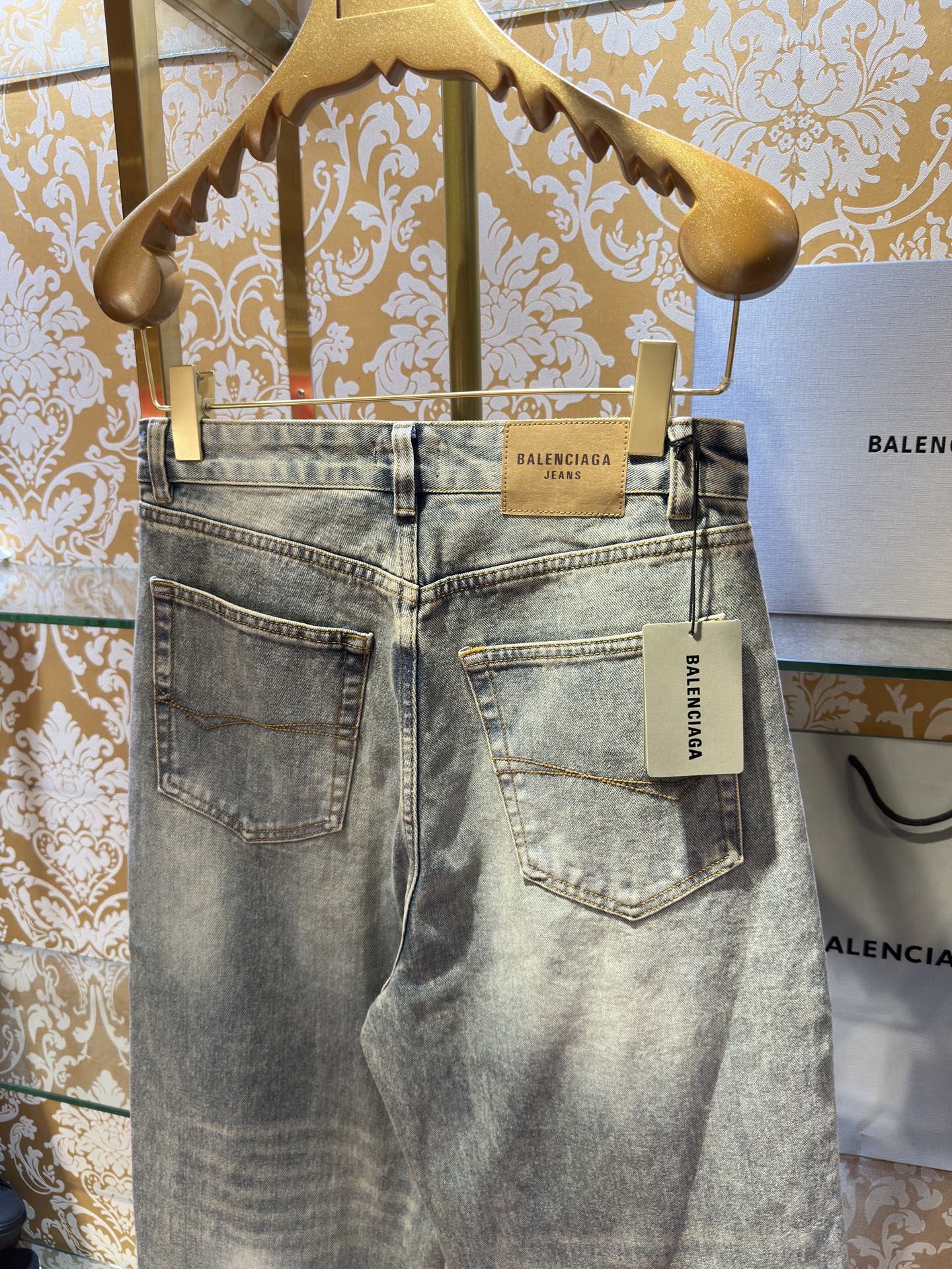 Balenciaga p400 牛仔水仔裤 - 高級工艺と独特な質感