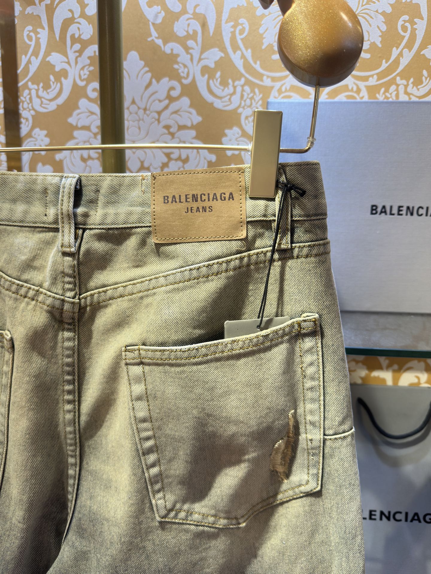 バレンシアガ デニムパンツ 高級感 ストレッチ素材