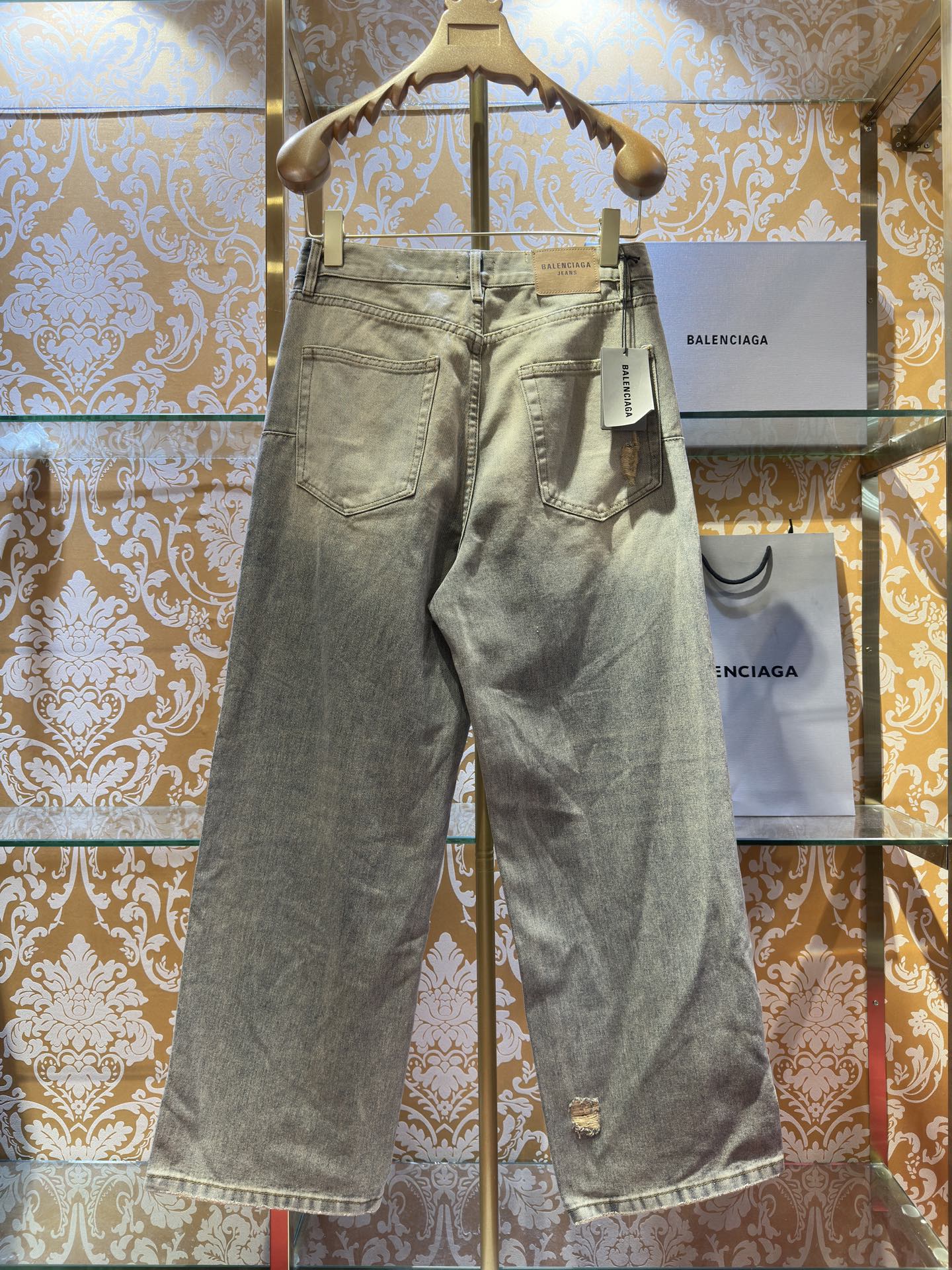 バレンシアガ デニムパンツ 高級感 ストレッチ素材