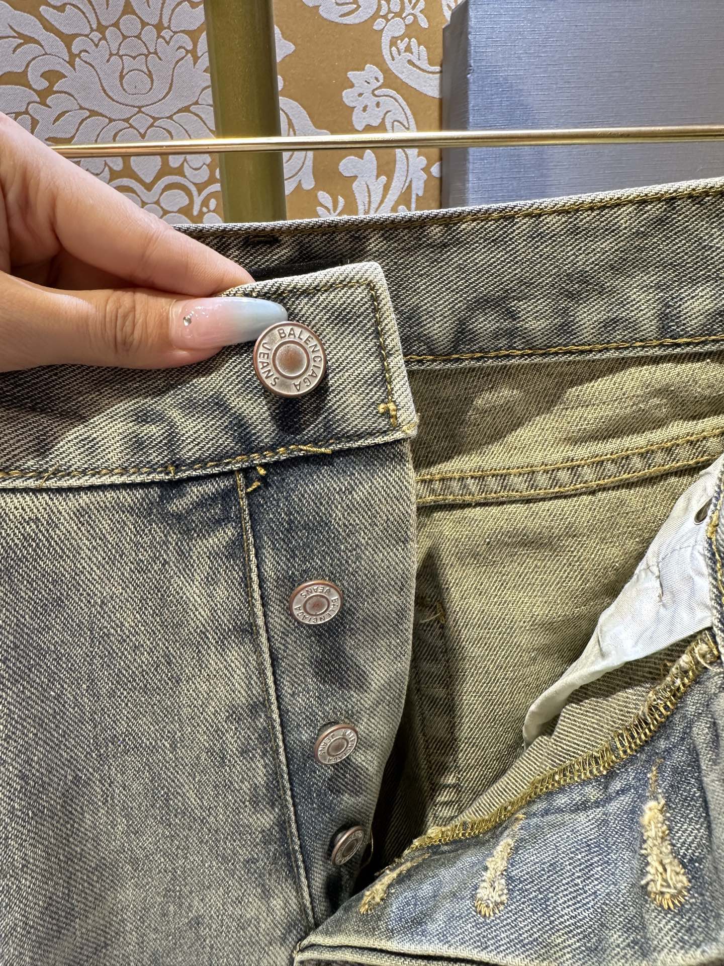 バレンシアガ デニムパンツ 高級感 ストレッチ素材