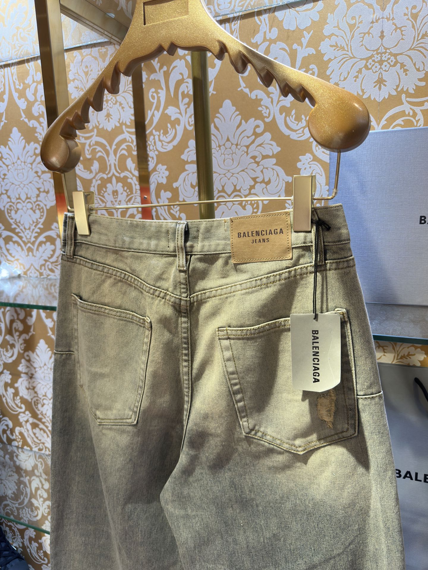 バレンシアガ デニムパンツ 高級感 ストレッチ素材