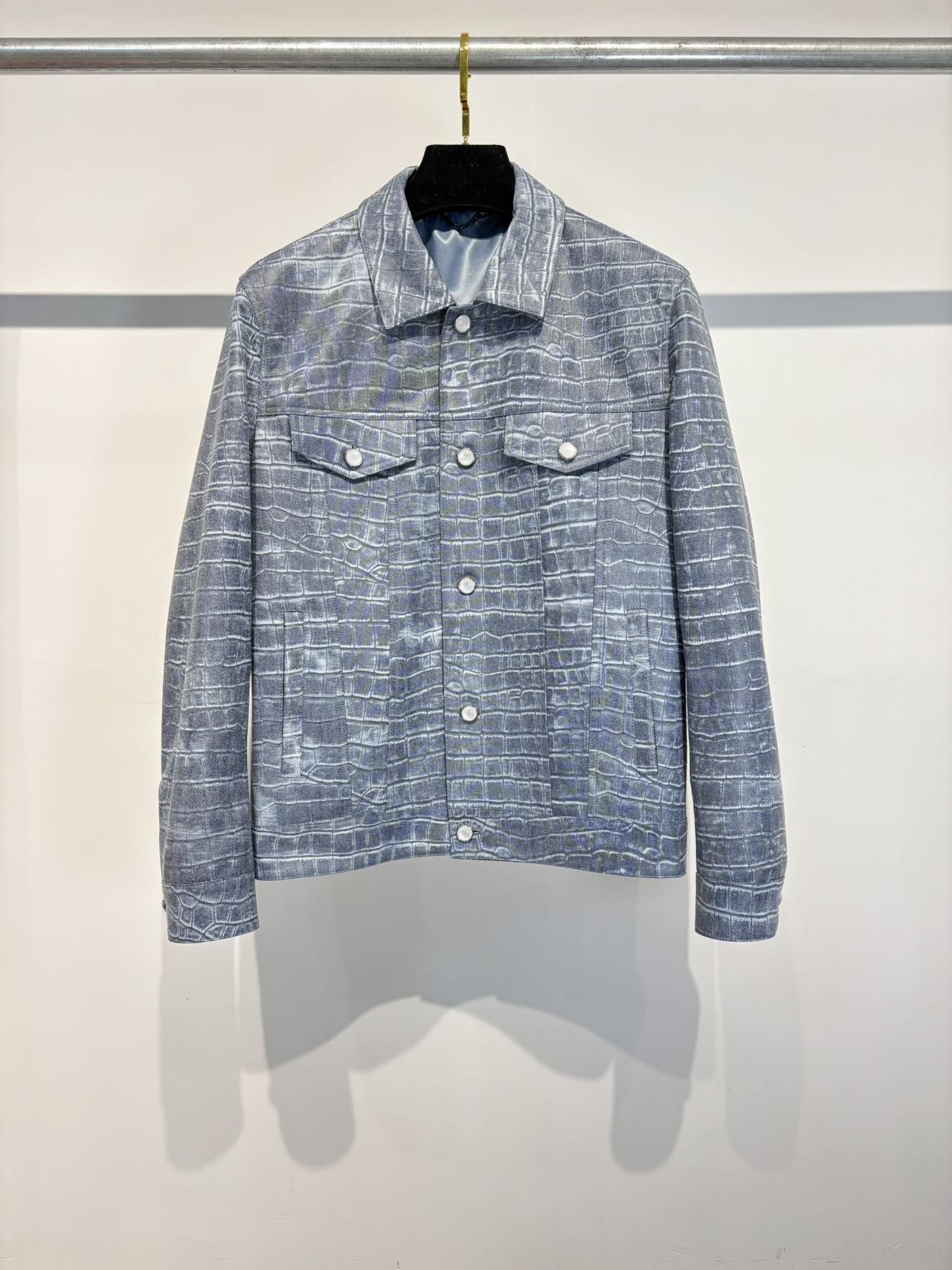 NO:638198,Lvjia's new high-end crocodile pattern work jacket is specifically hand-milled, crocodile pattern craft sheepskin, 1v1 silver and white accessories with refreshing denim blue leather, the upper body is luxurious and handsome, high-end and high-end!  ,Louis Vuitton-clothing,louis vuitton,louis vuitton,louis vuitton,jackets & coats,sheepskin, 19860909驴家新款高定鳄鱼纹工装夹克 特定纯手工磨花 鳄鱼纹工艺羊皮 1v1银白辅料搭配清爽牛仔蓝皮料 上身奢潮帅气,高级有品！,路易威登-服装,louis vuitton,louis vuitton,louis vuitton,jackets & coats,sheepskin, ,Women's clothing