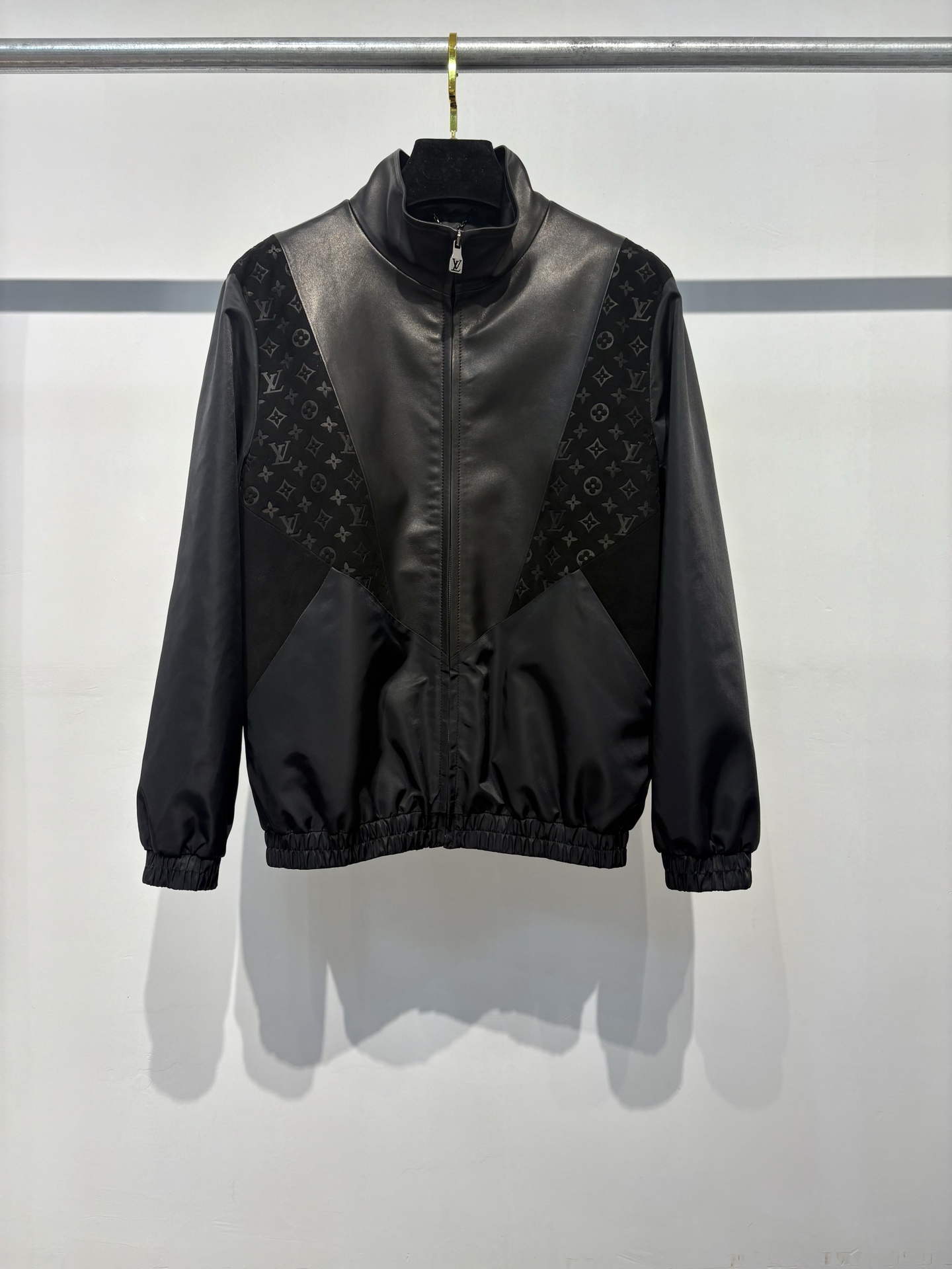 NO:675896,L1's new embossed three-dimensional presbyopic leather jacket is made of 100% lambskin heavy-duty embossed suede and 1v1 customized embossed template, with a very strong embossed three-dimensional effect. Floral cutting, fine workmanship, and customized original accessories. The upper body is casual and high-end, fashionable and classy!  ,,jackets & coats,sheepskin,Top Customize119860909L1新款凹凸立体老花拼皮夹克 采用百分百小羊皮重工压印翻毛皮 1v1定制压印模版,凹凸立体感非常强 对花裁剪,做工精细,定制原版辅料 上身休闲高级,时尚有品！,,jackets & coats,sheepskin,Top Customize1,Men's clothing