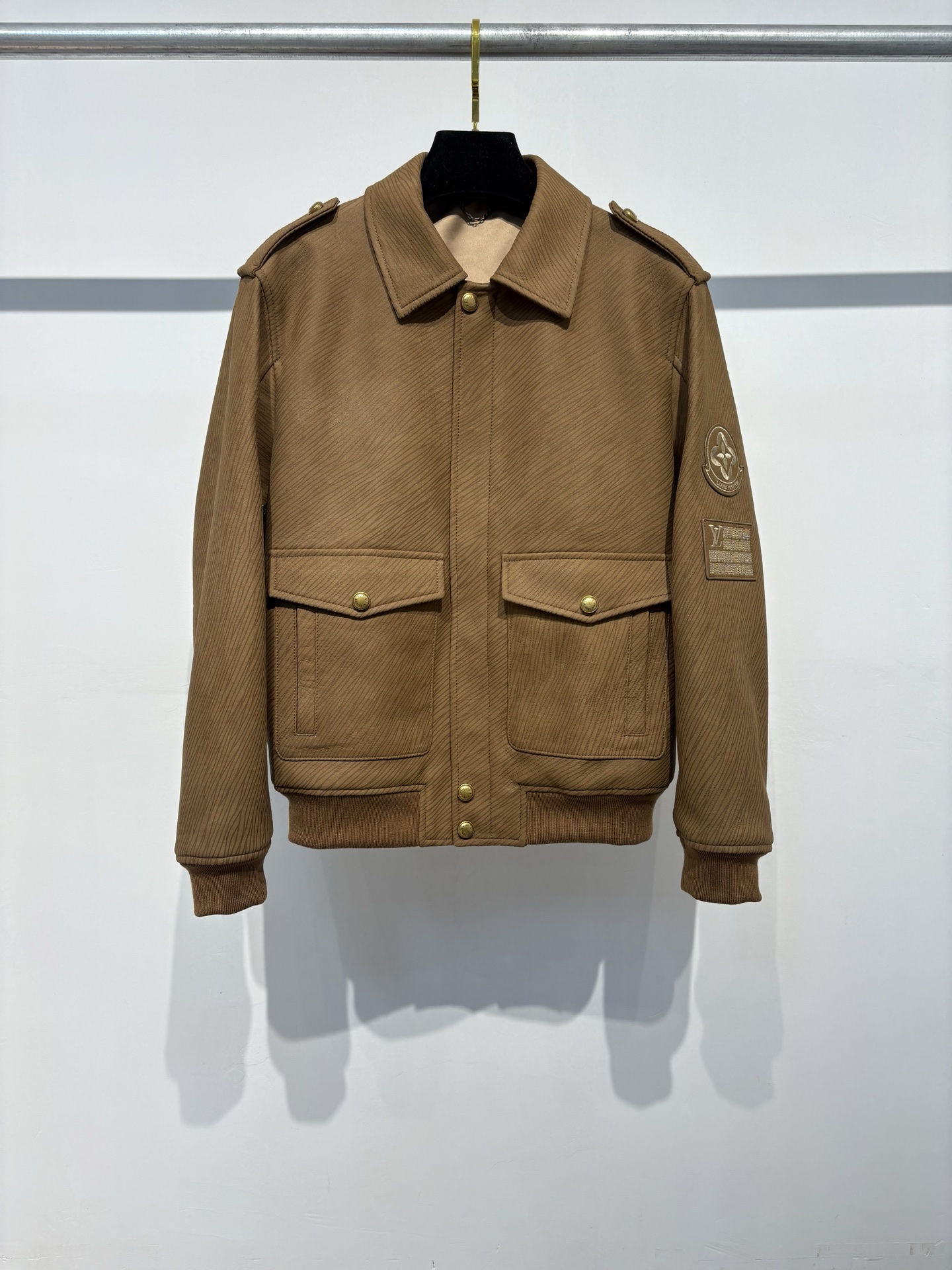 NO:638194,L1's new embossed flight jacket uses 100% embossed leather and 1v1 customized accessories. It is decorated with Monogram flower eyelets on the armpits and an embroidered logo on the left sleeve. It can easily blend into various styles. It is very handsome. Highly recommended!  ,Louis Vuitton-clothing,louis vuitton,jackets & coats,alexander wang19860909L1新款压纹飞行夹克 采用百分百压纹工艺真皮皮料1v1定制辅料 腋下饰有Monogram花卉孔眼,刺绣标识装饰左袖,轻松融入各种造型,非常帅,强推！,路易威登-服装,louis vuitton,jackets & coats,alexander wang,Women's clothing