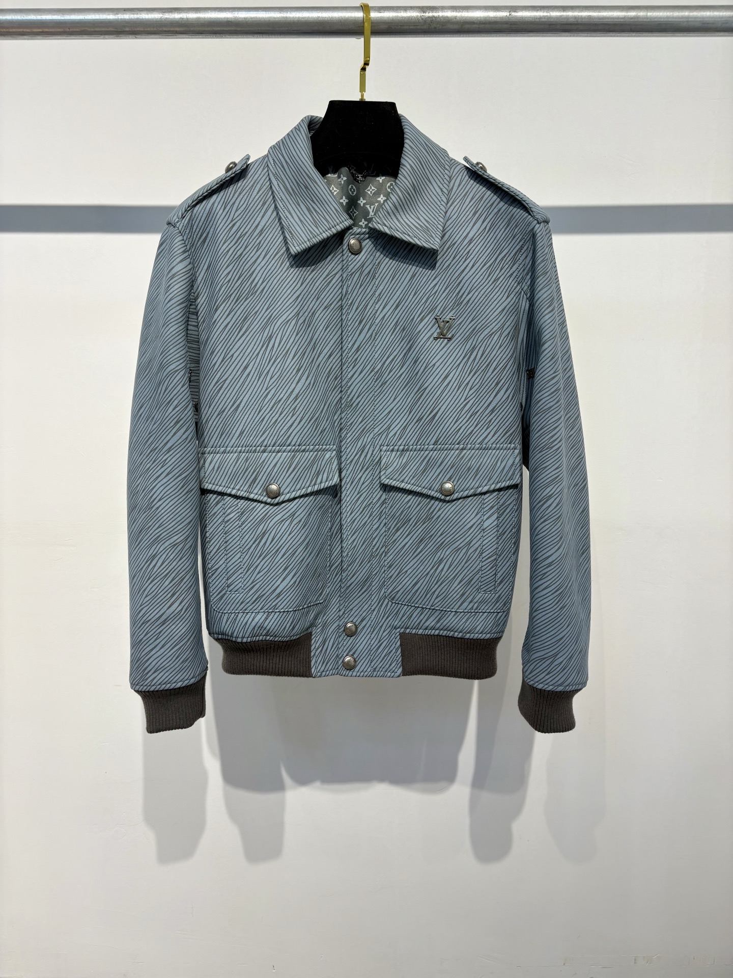 NO:638196,L1's new version of the co-branded corrugated texture flight jacket uses hot stamping technology and genuine leather 1v1 customized accessories. It is decorated with Monogram flower eyelets on the armpits, and the brand logo is embellished on the chest. The simple tones are matched with unique textures. It is elegant and high-end, and very tonal!  ,Louis Vuitton-clothing,louis vuitton,jackets & coats,alexander wang19860909L1新版联名款波纹质感飞行夹克 采用烫印工艺真皮皮料1v1定制辅料 腋下饰有Monogram花卉孔眼,品牌标识点缀胸前,简洁色调搭配别致纹理,雅致高级,非常有调性！,路易威登-服装,louis vuitton,jackets & coats,alexander wang,Women's clothing