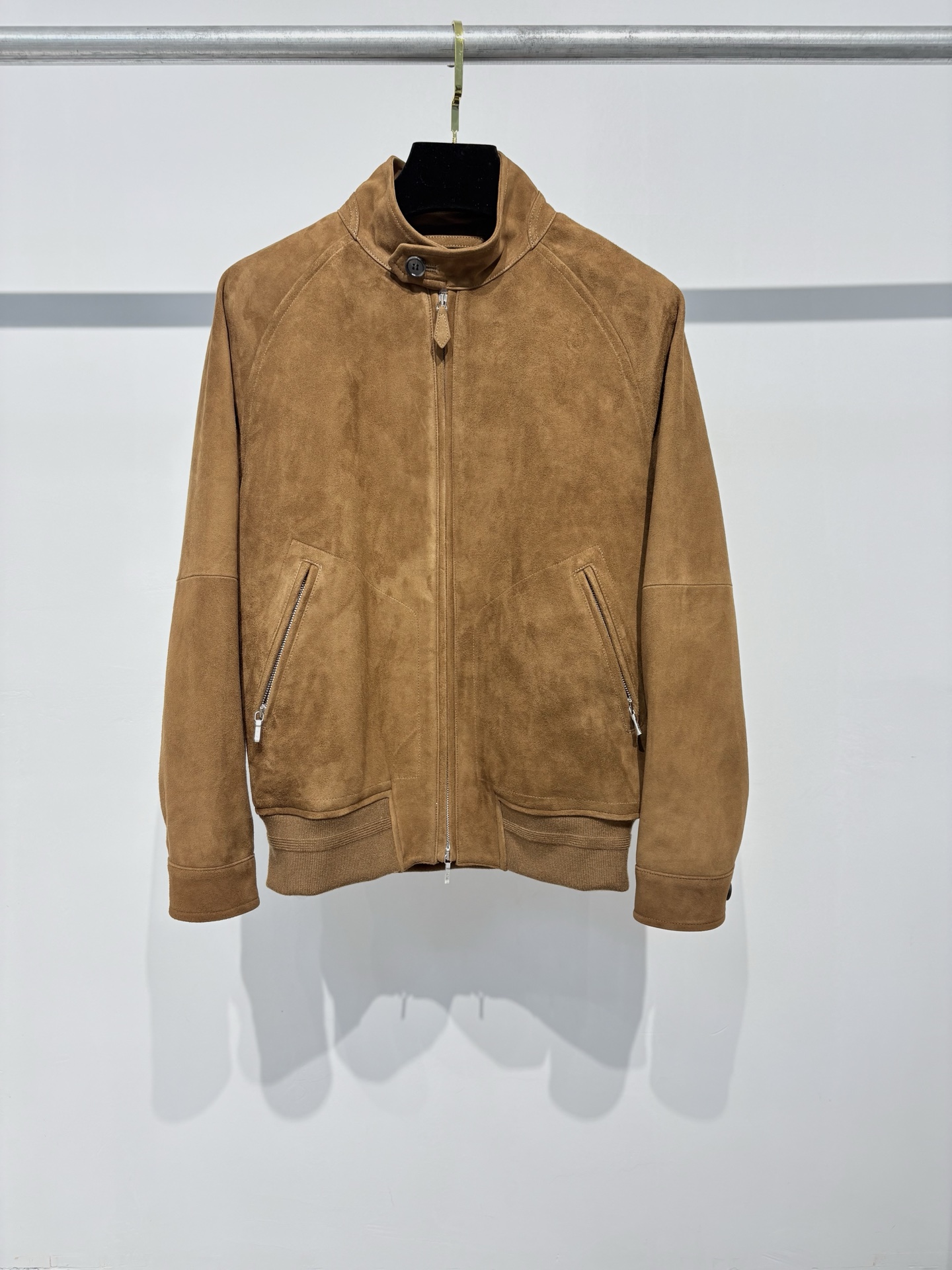 NO:638190,Loro Piana's new high-definition suede men's leather jacket is made of specific high-quality imported cashmere leather. It feels silky and delicate, and has excellent thickness and texture. The upper body is casual and old-money style, low-key and high-end, and very classy!  ,men's clothing,loro piana,leather jacket,alexander wang19860909Loro Piana新款高定绒面男士皮衣 采用特定高品质进口山羊绒面皮料 触感丝滑细腻,厚度质感极佳 上身休闲老钱风,低调高级,非常有品！,男装,loro piana,leather jacket,alexander wang,Women's clothing