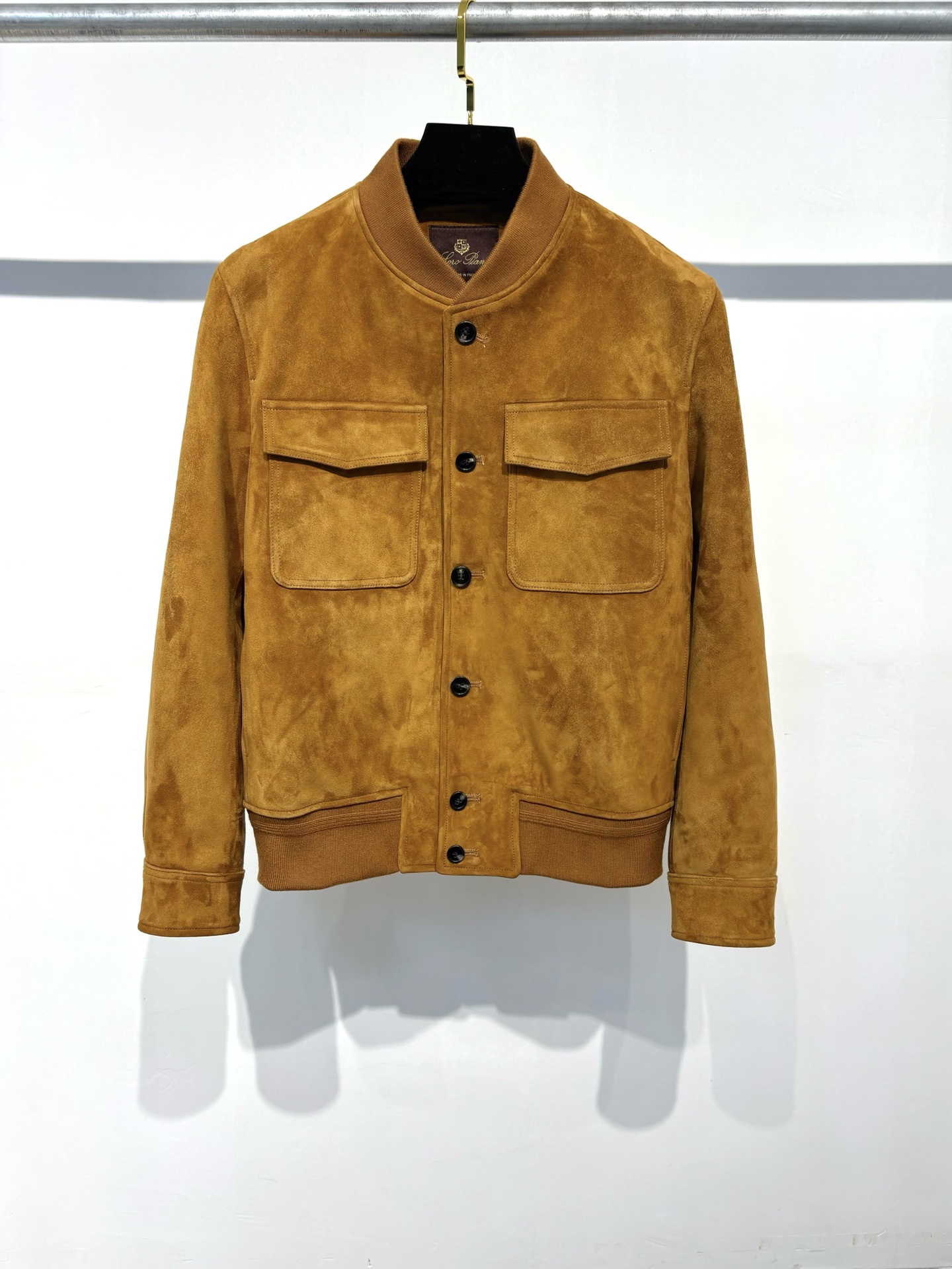 NO:638192,Loro Piana's new haute couture series of men's leather jackets are made of specific high-quality imported cashmere leather. It feels silky and delicate, and has excellent thickness and texture. The upper body is casual and old-money style, low-key and high-end, and very classy!  ,men's clothing,loro piana,leather jacket,alexander wang19860909Loro Piana新款高定系列男士皮衣 采用特定高品质进口山羊绒面皮料 触感丝滑细腻,厚度质感极佳 上身休闲老钱风,低调高级,非常有品！,男装,loro piana,leather jacket,alexander wang,Women's clothing