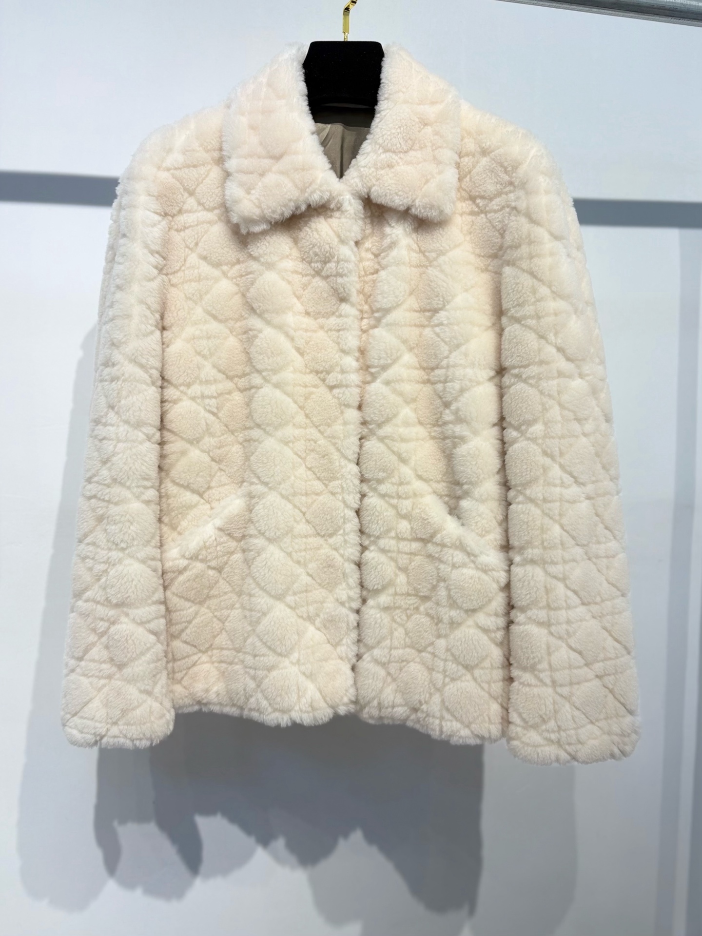 NO:638188,D new imported real wool fur jacket, 100% real wool wool fabric, Fujita check pattern cutting process, classic and high-end upper body, low price, Dior-clothing, dior, jackets & coats, alexander wang19860909D新款进口真羊毛 皮草夹克 百分百真毛羊毛面料藤田格纹剪花工艺 上身经典高级,跑量价,迪奥-服装,dior,jackets & coats,alexander wang,Women's clothing