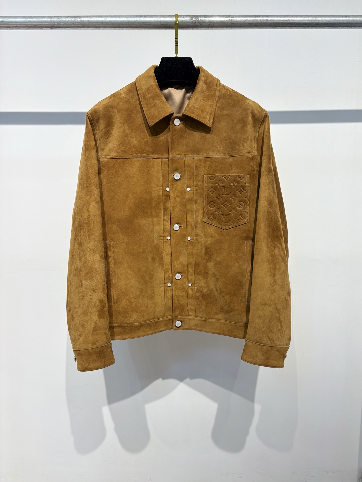 NO:891351,L1 Lvjia Suede Leather Truck Jacket is made of 100% genuine leather imported suede leather. It has a Monogram embossed patch pocket on the front chest and a brand logo on the back. Pearlescent buttons and rivets decorate the front body, making the upper body elegant and fashionable!  ,Louis Vuitton-clothing,louis vuitton,louis vuitton,louis vuitton,jackets & coats,19860909L1驴家绒面皮革卡车夹克 采用百分百真皮进口绒面皮料 前胸Monogram压纹贴袋,后背饰有品牌logo 珠光纽扣与铆钉装饰前身,上身雅致时尚！,路易威登-服装,louis vuitton,louis vuitton,louis vuitton,jackets & coats,,Women's clothing