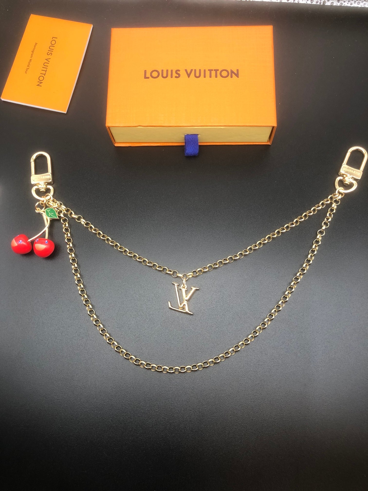 NO:617108,New bag chain LV Murakami cherry bag hanging chain, gold chain with red cherry shape, super cute!  The chain is exquisitely made and paired with small cherry charms, which is super girly. 5#,, Louis Vuitton19860909新款包链 LV村上隆樱桃包挂链,金色链条配红樱桃造型,超可爱！链条做工精致,搭配樱桃小挂饰,超级少女心.5#,,louis vuitton,accessory