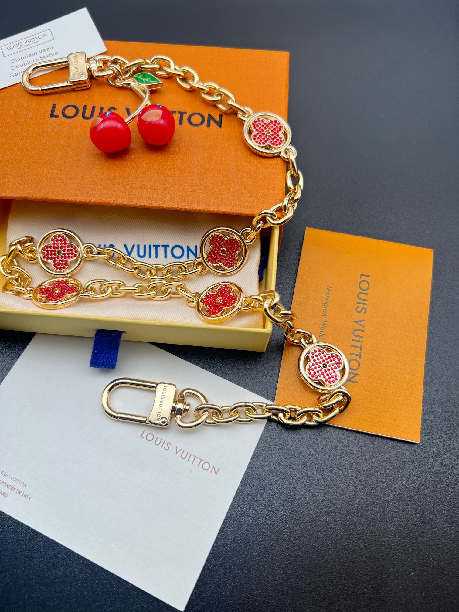 新品❗️LV X TM 樱桃🍒包挂包链
☀原单货
☀Louis Vuitton 路易威登 樱桃🍒钥匙扣包