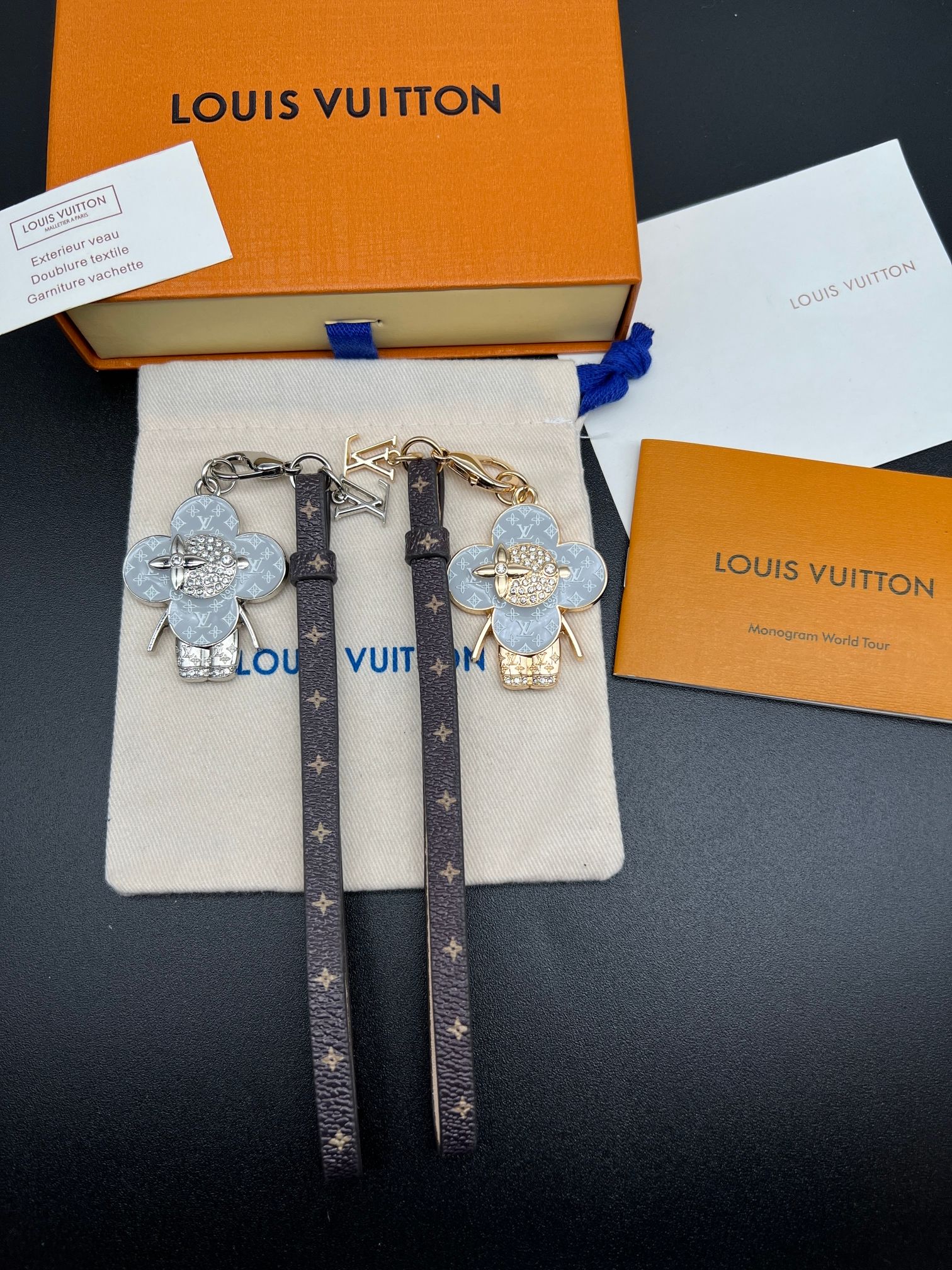 NO:617215,-New 1V sunflower keychain pendant, available in silver and gold, inlaid with crystal diamond decoration, with star pattern leather lanyard. Exquisite and compact, with fine workmanship, suitable for use as bag charms or keychains.,,keychain19860909-新款1V太阳花钥匙扣挂件,银色和金色两款可选,镶嵌水晶钻石装饰,搭配星星图案皮质挂绳. 精致小巧,做工细腻,适合包包挂饰或钥匙扣使用.,,keychain,accessory