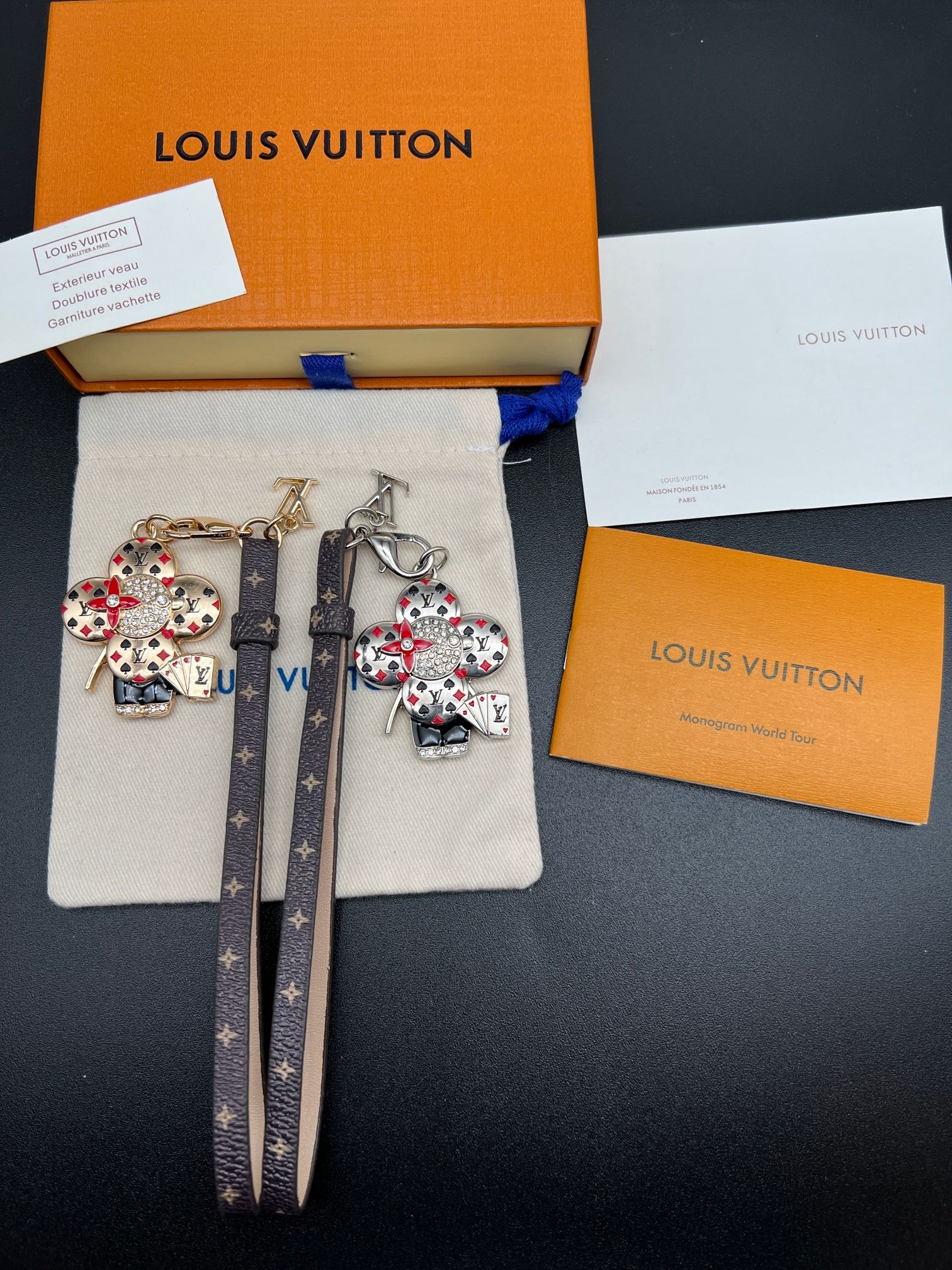 NO:617218,-New 1V sunflower keychain pendant, available in black and silver, exquisite sunflower shape, decorated with crystals and diamonds, with star pattern leather lanyard, metal 1V logo embellishment, can be used as a bag charm or keychain, brand new with box, with dust bag.,,keychain19860909-新款1V太阳花钥匙扣挂件 黑色和银色可选 精致太阳花造型 镶嵌水晶钻石装饰 搭配星星图案皮质挂绳 金属1V标志点缀 可做包包挂饰或钥匙扣使用 全新带盒 带防尘袋.,,keychain,accessory