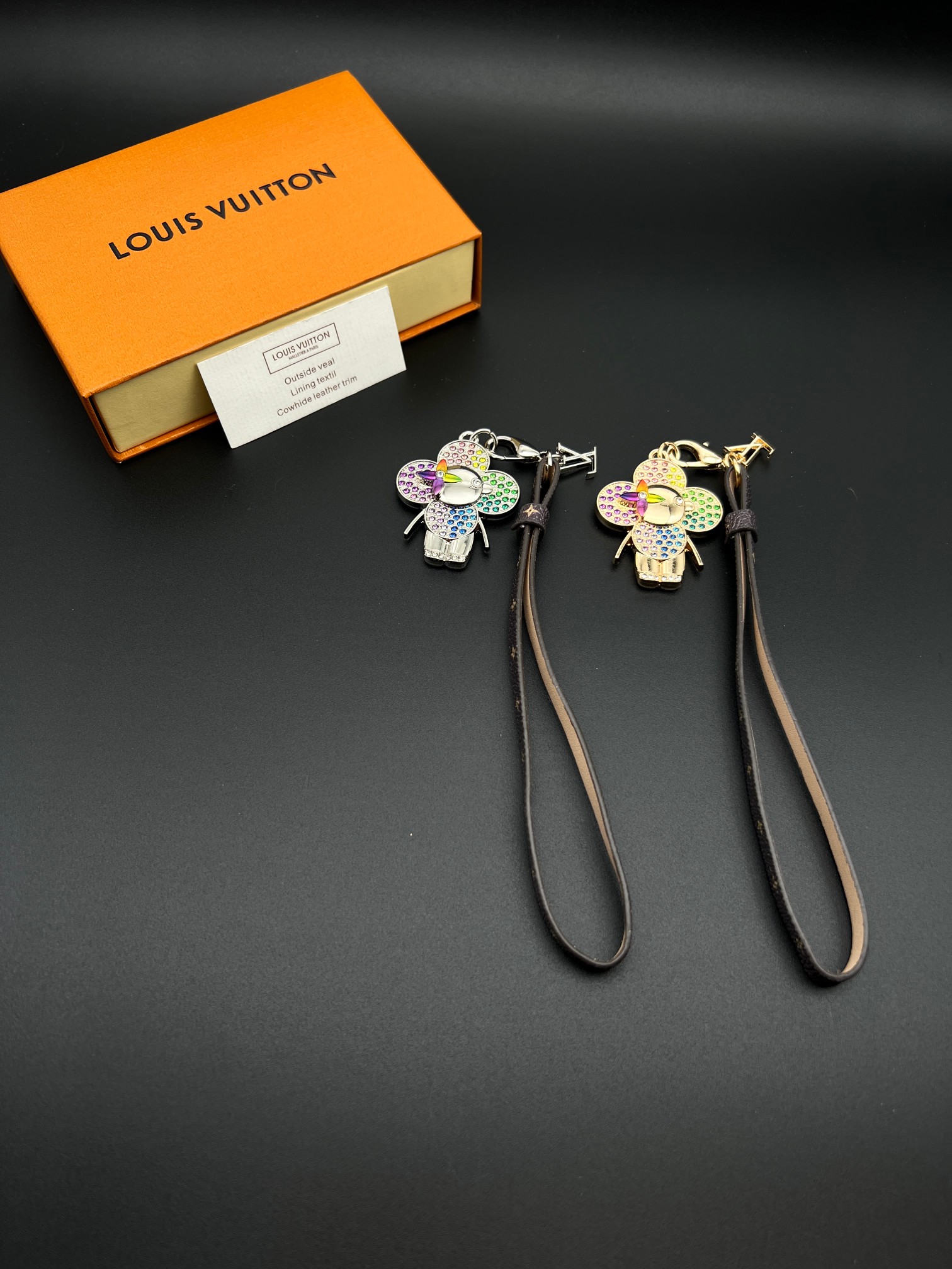 NO:639367,-New 1V sunflower keychain pendant, available in gold and silver colors, exquisite sunflower shape, inlaid with crystal and diamond decoration, with star pattern leather lanyard, metal 1V logo embellishment, can be used as bag charm or keychain, brand new box with dust bag.,,keychain19860909-新款1V太阳花钥匙扣挂件 金色银色多色可选 精致太阳花造型 镶嵌水晶钻石装饰 搭配星星图案皮质挂绳 金属1V标志点缀 可做包包挂饰或钥匙扣使用 全新带盒 带防尘袋.,,keychain,accessory