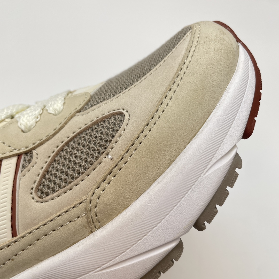 NO:231349,The upper is mainly made of cream and light gray splicing, with a soft and high-end overall tone. At the same time, L classic Burgundy red is added to the N-shaped logo, soles and tongue for outline. This color embellishment not only increases the recognition of the shoes, but also adds a noble and mysterious temperament to it., casual shoes/sports shoes, loro piano, sneakers19860909鞋面主要由奶油色和浅灰拼接打造,整体色调柔和且高级.同时,在 N 字 logo、鞋底以及鞋舌处加入了 L经典的勃艮第红进行勾勒,这种色彩的点缀不仅增加了鞋子的辨识度,还为其增添了一份高贵与神秘的气质.,休闲鞋/运动鞋,loro piana,sneakers,Women's Shoes