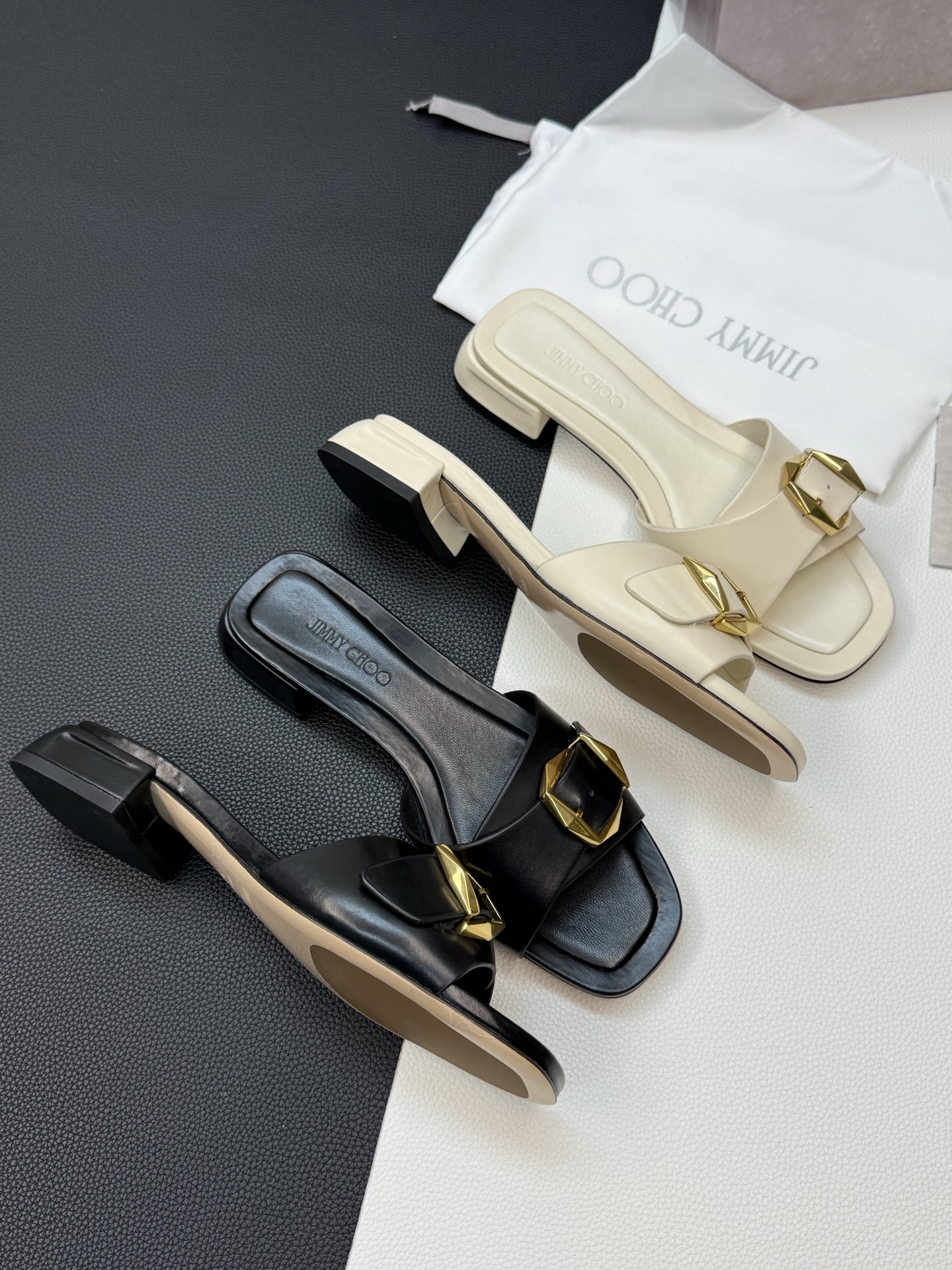 NO:390267,——Jimmy Choo jc cowhide metal buckle sandwich. It’s so beautiful!  It's so amazing, no matter how you shoot, you can't see enough. The high-end quality of Dongguan production!  The first choice for daily wear is very age-reducing and fashionable and high-end. It is casually matched with cropped pants and bell-bottom pants, and the skirts are all beautiful. The toe and square toe shoes are comfortable and not squeezed!  The fabric is made of imported soft cowhide, footbed goatskin, delicate and skin-friendly and soft. The genuine leather sole allows you to truly experience the charm of the original shoes. As long as you wear it, you will definitely fall in love with this. This is the charm of JC. Size 35-39, slippers, jimmy choo, slippers, skirts, cowhide, sheepskin, Leather soles19860909——Jimmy Choo jc牛皮金属饰扣凉拖.实在美爆了！太惊艳了,怎么拍都看不够 莞产高端品质！ 平日穿搭首选之品,非常减龄时尚又高级,随意搭配七分裤 喇叭裤,裙子都好看,鞋头、方头鞋型舒适不挤脚！ 面料采用进口软牛皮,垫脚山羊皮,细腻亲肤柔软 真皮大底,让你真正体会到原鞋的魅力.只要穿上 绝对会爱上这就是JC的魅力. 尺码35-39,拖鞋,jimmy choo,slippers,skirts,cowhide,sheepskin,Leather soles,Women's Shoes
