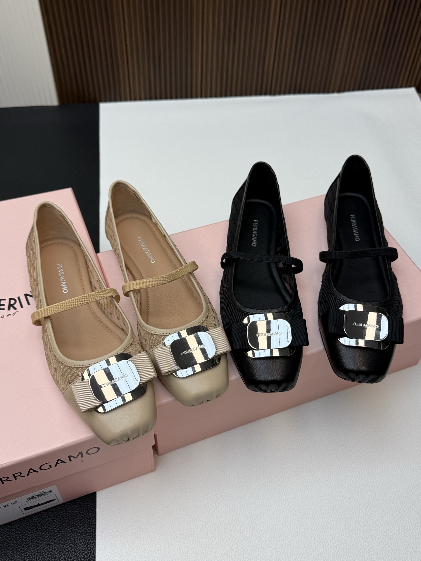 NO:390063,———Dongguan production top version Support distribution Ferragamo Super fairy hollow mesh jacquard yarn spliced ​​sheepskin pig nose ballet flat shoes!  ———The new fashionable flats are reshaped with exquisite style, with translucent mesh fabric on the upper and soft goatskin trim. Comfortable and breathable!  The square toe is decorated with ruffles, which is reminiscent of classic ballet shoes; the back of the shoe is equipped with elastic bands to ensure comfortable wear. The toe is embroidered with an elegant grosgrain bow, paired with a new version of modern buckle. The flexible sole is decorated with knurled grooves. It is very pleasing to the eye when you wear it in everyday clothes!  A must-have for fairies!  Original custom goatskin + mesh pattern, inner foot pad mixed-bred sheepskin, soft and delicate, large sole original open mold rubber sole, size segment corresponding to 4.5=35.5.5=36. 6.5=37. 7.5=38.8.5=39, single shoes, ferragamo, ferragamo, flats, sheepskin19860909———莞产顶版 支持分销 Ferragamo菲拉格慕 超仙镂空网纹提花罗纱拼接羊皮猪鼻子芭蕾舞平底鞋！ ———新款时尚平底鞋以精致格调焕然重塑,鞋面采用半透明网眼织物,搭配柔软山羊皮饰边. 舒适透气！方形鞋头饰有荷叶边,令人联想起经典芭蕾舞鞋；鞋背设有松紧饰带,确保穿着舒适. 鞋头缀饰优雅罗缎蝴蝶结,搭配新版现代风格扣饰.柔韧鞋底饰有滚花沟纹. 随意搭配各种日常穿着都是非常养眼啊！仙女必备！ 鞋面原版定制山羊皮+网纹 内里垫脚混种羊皮,柔软细腻, 大底原版开模橡胶底 尺码码段对应4.5=35.5.5=36. 6.5=37. 7.5=38.8.5=39,单鞋,ferragamo,ferragamo,flats,sheepskin,Women's Shoes