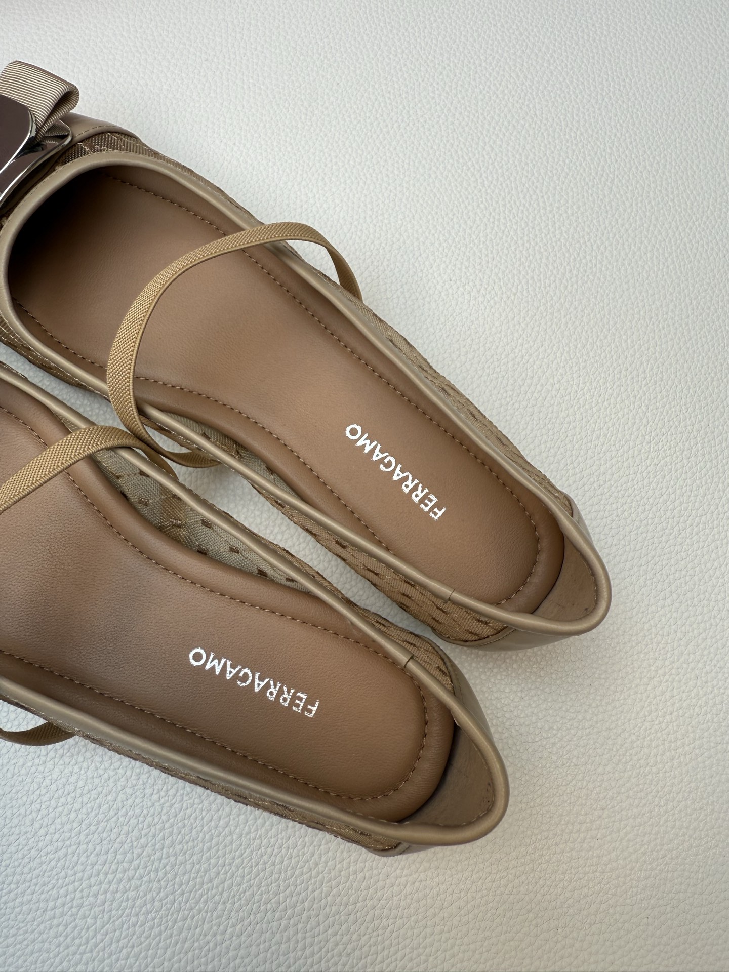 NO:390097,The heel is also spliced ​​with suede material, which is comfortable to wear. The inner foot pad is a full-grain mixed sheepskin, which is so soft and delicate that it makes people love it. It is super skin-friendly, and the feet feel comfortable and breathable. The foot pad is also very exquisite, and the logo is fully imprinted, which is really ingenious. Even if worn for a long time, you can keep your feet dry., single shoes, sheepskin19860909后跟还拼接了绒面材质,防磨脚又舒适 内里垫脚是全粒面的混种羊皮, 柔软细腻得让人爱不释手. 超级亲肤,脚感舒适又透气. 垫脚的车工也特别精致,logo压印完整, 真是匠心独运. 即便长久穿着,也能保持双脚干爽状态.,单鞋,sheepskin,Women's Shoes