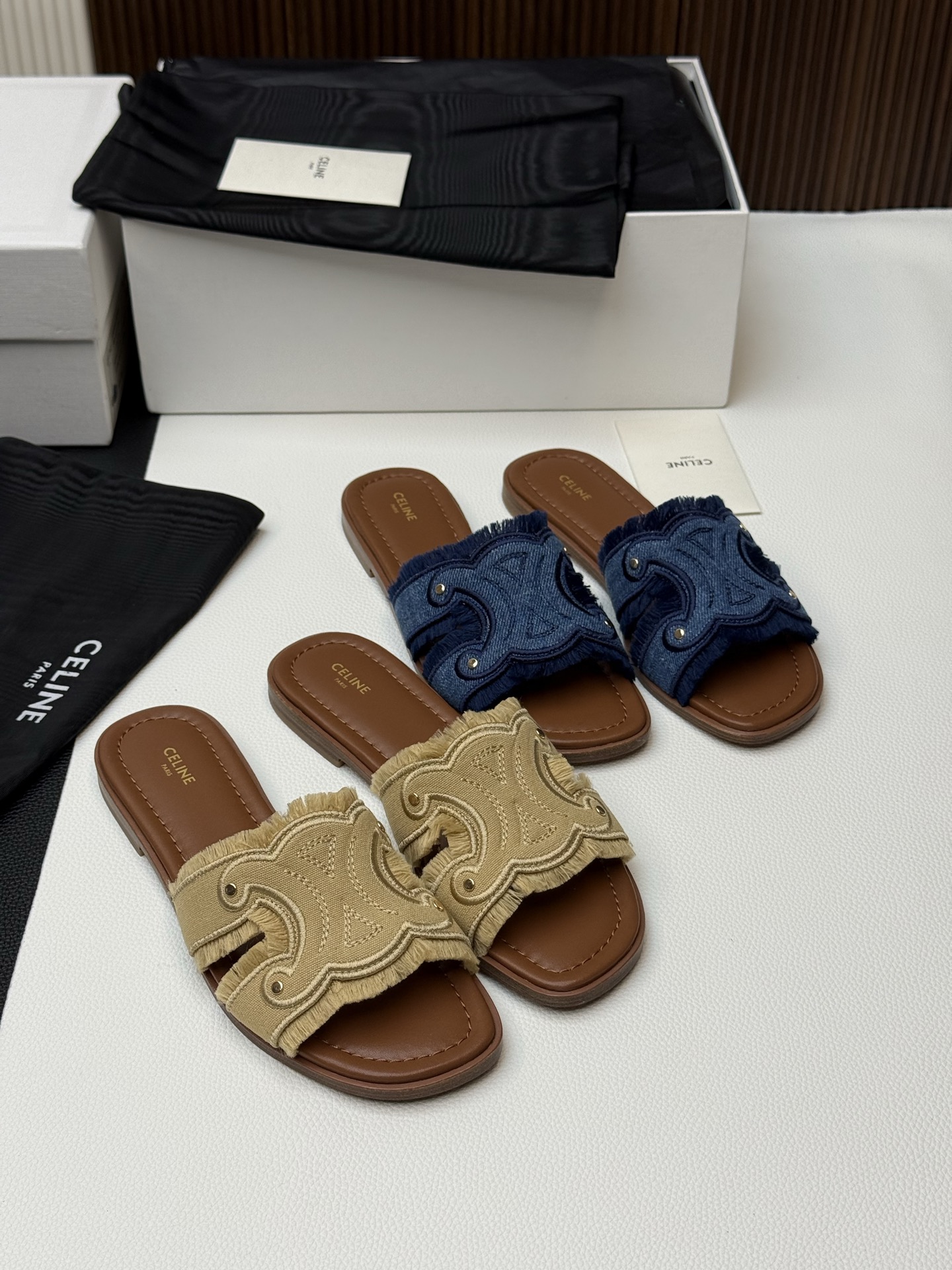 NO:390214,———Top version of Dongguan/Celine/Celine classic Arc de Triomphe flat slippers!  Simple, elegant, fashionable and time-honored, retro British style, holiday style that is easy to wear and produces a movie, full of French romantic style!  It is said that the H is all over the ground and it is summer. But the Arc de Triomphe can make you unique, the overall shoe shape is very light, the weight is very light, it is super comfortable, soft and easy to wear!  The fabric is made of original custom material. The inner foot pads are all sheepskin. Italian imported genuine leather outsole edge. Szie35-39, slippers, celine, celine, slippers, sheepskin, Leather soles19860909———莞产顶版/Celine/赛琳经典凯旋门平底拖鞋！ 简约大气时髦又耐看不过时,复古的英伦风,好穿又出片的度假风凉拖,满满的法式浪漫风情！话说H拖遍地都是夏天 . 但凯旋门能让你与众不同,鞋型整体就很轻便 自重很轻,超级舒适软糯好穿！ 面料采用原版定制材质 内里垫脚均为羊皮 意大利进口真皮大底沿条 Szie35-39,拖鞋,celine,celine,slippers,sheepskin,Leather soles,Women's Shoes