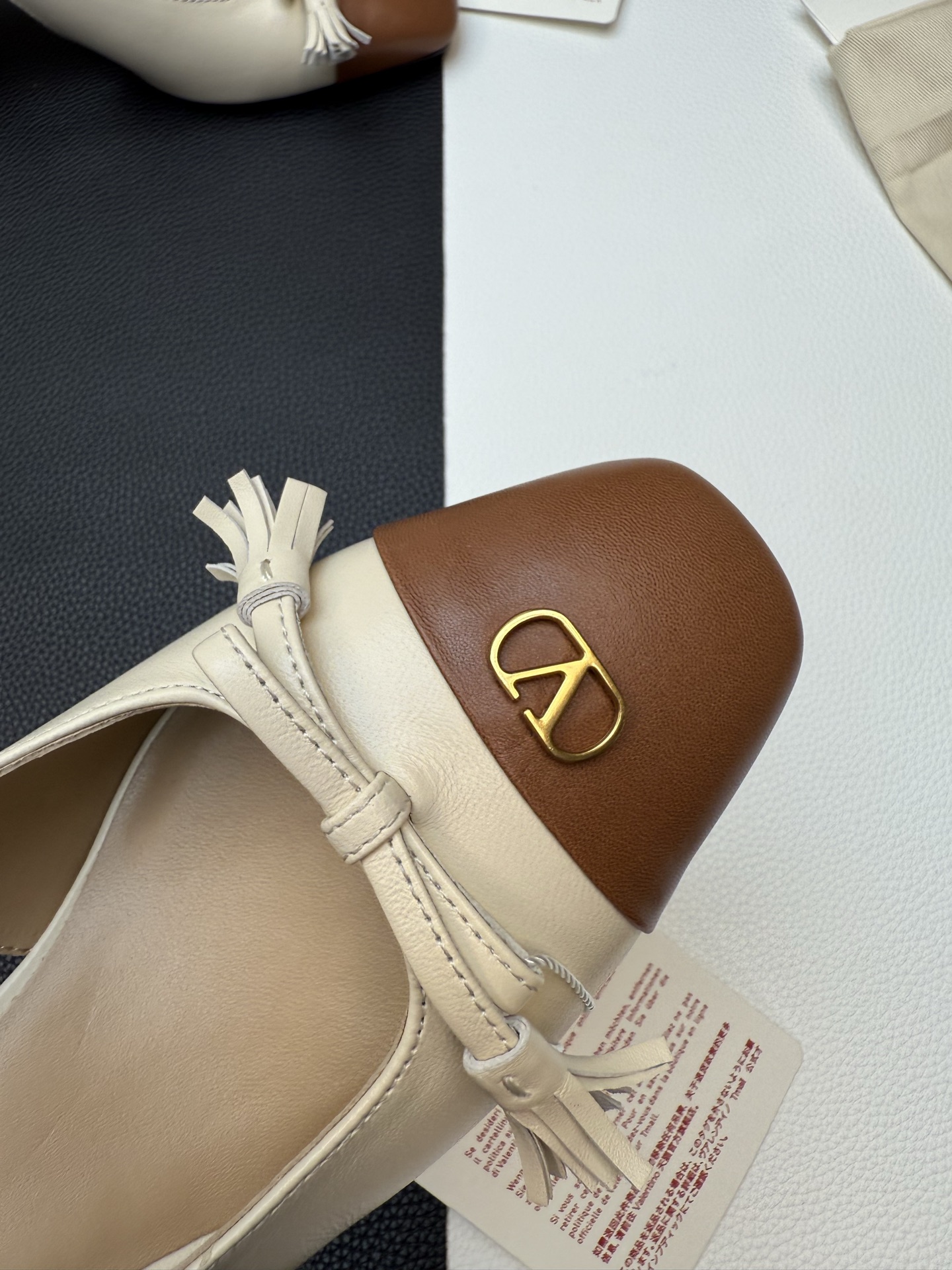 NO:390211,The shoe shape is extremely cleverly designed, perfectly modifying the foot shape, and the smooth lines show a full sense of high-end. When worn, it is exquisite and age-reducing. The small square head design combines elegant elements. The texture is really charming. It not only shows its temperament, but also looks super good with wide-leg pants or trousers, instantly enhancing the fashion sense of the overall look., sandals, sandals19860909鞋型设计得极为巧妙,完美修饰脚型, 流畅的线条彰显出满满的高级感. 穿上它,精致又减龄, 小方头的设计更是将优雅元素集于一身, 质感实在是太迷人了,不仅非常显气质, 而且搭配阔腿裤或西裤都超级好看,瞬间提升整体造型的时尚感.,凉鞋,sandals,Women's Shoes