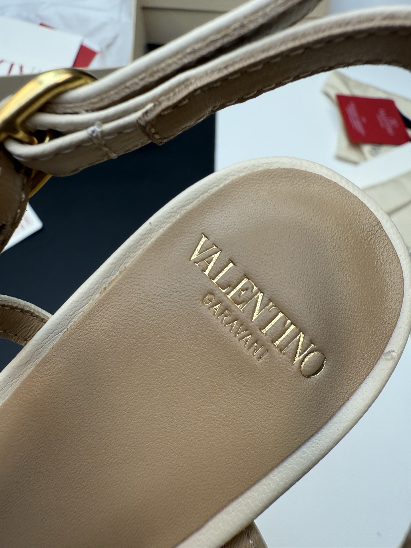 NO:390220,The inner lining is made of imported sheepskin, which has multiple effects such as antibacterial, anti-odor, and sweat absorption, so that your feet can be kept dry and comfortable when worn. The touch is smooth and comfortable without foreign objects. Sandals, sandals, sheepskin19860909内里采用进口羊皮材质, 具有抑菌、防臭、吸汗等多重功效, 让你的双脚在穿着时也能保持干爽舒适 触感平滑舒适没有异物感,凉鞋,sandals,sheepskin,Women's Shoes