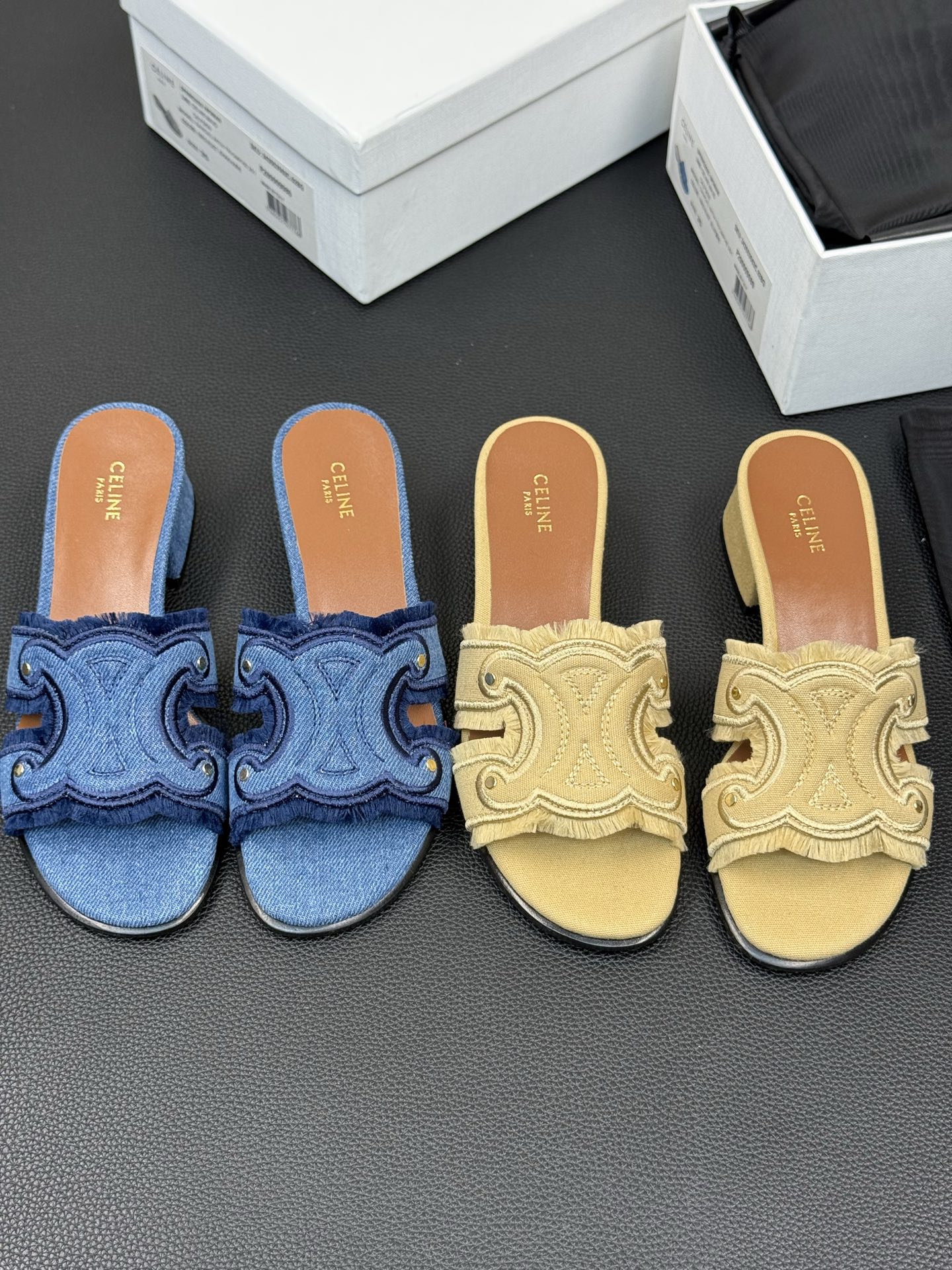 NO:390178,———Top version of Dongguan/Celine/Celine classic Arc de Triomphe flat slippers!  Simple, elegant, fashionable and time-honored, retro British style, holiday style that is easy to wear and produces a movie, full of French romantic style!  It is said that the H is all over the ground and it is summer. But the Arc de Triomphe can make you unique, the overall shoe shape is very light, the weight is very light, it is super comfortable, soft and easy to wear!  The fabric is made of original custom material. The inner foot pads are all sheepskin. Italian imported genuine leather outsole edge. Szie35-39, slippers, celine, celine, slippers, sheepskin, Leather soles19860909———莞产顶版/Celine/赛琳经典凯旋门平底拖鞋！ 简约大气时髦又耐看不过时,复古的英伦风,好穿又出片的度假风凉拖,满满的法式浪漫风情！话说H拖遍地都是夏天 . 但凯旋门能让你与众不同,鞋型整体就很轻便 自重很轻,超级舒适软糯好穿！ 面料采用原版定制材质 内里垫脚均为羊皮 意大利进口真皮大底沿条 Szie35-39,拖鞋,celine,celine,slippers,sheepskin,Leather soles,Women's Shoes