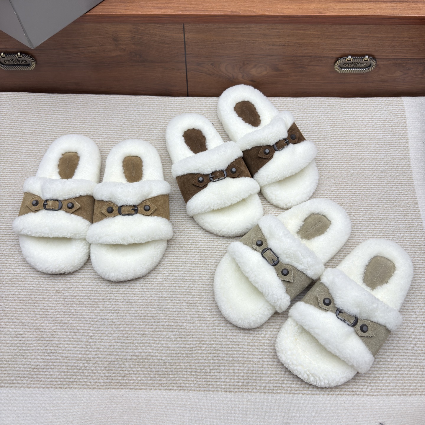 NO:612214,——Purchasing agent level Balenciaga 25 new atmosphere slippers, new autumn and winter French high-end lamb wool rivet one-word fur slippers! This mop is unique in design! With straps and belt elements as the highlights, it not only securely fits the slippers on the feet, but also allows you to adjust the tightness at will. In terms of details, the brand's iconic old hardware runs throughout, cleverly creating a retro wear effect and highlighting your personality. The thick toothed rubber soles not only ensure the comfort of wearing, but also enhance the overall sense of fashion and identity. It is undoubtedly a fashion item not to be missed this season. It will add a unique charm to the outfits of fashion lovers and lead a new round of trends. The white lamb wool + leather splicing metal buckle is very recognizable. The open design is super warm and fashionable for autumn and winter wear, comfortable and luxurious. You can easily control the consistent high-end texture in daily leisure! A popular item in the fashion circle, I really recommend it. Lamb wool + nubuck leather upper, lamb wool for feet, original molded rubber sole, size 35-40 (40. Customized, non-returnable), furry shoes and slippers, balenciaga, balenciaga, slippers19860909————代购级别 Balenciaga巴黎世家25新款氛围毛拖,秋冬新款法式高级感羊羔毛铆钉一字毛毛拖鞋！ 这款毛拖在设计上独具匠心 ！ 以绑带与皮带元素作为亮点 不仅能将毛拖稳固贴合于足部 更可随心调节松紧. 在细节处理上 品牌标志性的做旧五金贯穿始终 巧妙营造出复古磨损效果,彰显个性态度搭配厚实的齿状橡胶鞋底 既保证了穿着的舒适度,又强化了整体的时尚感与辦识度无疑是本季不容错过的时尚单品,它将为时尚爱好者们的穿搭增添别样魅力,引领新一轮的潮流风尚. 白色羊羔毛+皮革拼接金属扣饰超有辨识度 开放式设计,秋冬穿超保暖又时髦,舒适又奢华 日常休闲都能轻松驾驭一贯的高端质感！ 时尚圈爆款单品真的很推荐 鞋面羊羔毛+磨砂皮拼接 垫脚羊羔毛 原版开模橡胶底 尺码35-40(40.定制不退换）,毛毛鞋拖鞋,balenciaga,balenciaga,slippers,Women's Shoes