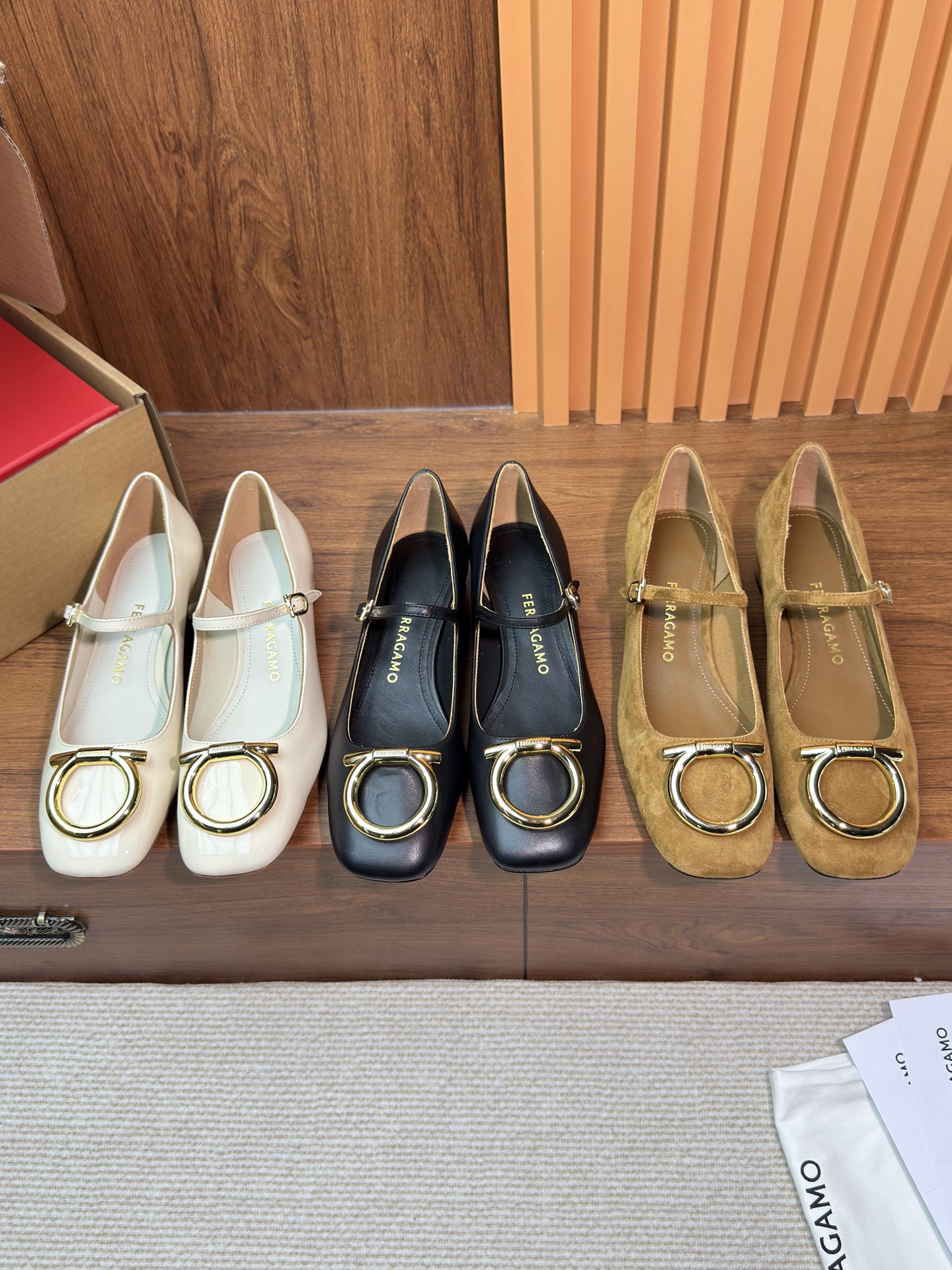 NO:612219,——The top version of Wanguan-made SF Ferrag*M Gancini Mary Jane shoes for women. The same model as Gao Yuanyuan. The heel height is 2cm. It is a very classy women's shoe that is elegant and full of mature charm. Highly recommended model #no pressure to pass through the counter! Taiwanese company's original factory produces large quantities of goods for overseas orders. The original last/raw material shoe box is matched with the perfect product. If you like the counter product, this one will meet all your requirements. Asian lasts should be selected according to the normal leather shoe size! Craftsmanship  Every detail is soul-infused, good shoes must be seen in person to feel their power. Camel is made of suede, black and white are smooth cowhide, all imported from Italy, Grade A leather, easy to wear for several years; Italian genuine leather outsole (note: be sure to use bottom when trying on, scratches will not be returned) Color: black white camel Size: 35-40, single shoes, mary jane, cowhide, Leather soles19860909———莞产顶级版 SF 菲拉格*慕Gancini女士玛丽珍鞋 高圆圆同款 跟高2cm很显气质的一款女鞋上脚优雅尽显成熟魅力 重点推荐款#过柜无压力!台企原厂出品大货出海外订单,原楦/原料鞋盒后配,完美品相喜欢专柜货的这款满足你的所有要求.亚洲人楦型按正常皮鞋码选! 匠心出品 每个细节都是灵魂注入,好鞋一定要拿实物才能感受到它的强大.驼色是翻毛皮材质,黑色和白色是光面牛皮,全意大利进口A级皮质,轻松穿几年;意大利真皮大底(注意:试穿一定要垫底 刮花不予退还) 颜色:黑色 白色驼色 尺码:35-40,单鞋,mary jane,cowhide,Leather soles,Women's Shoes