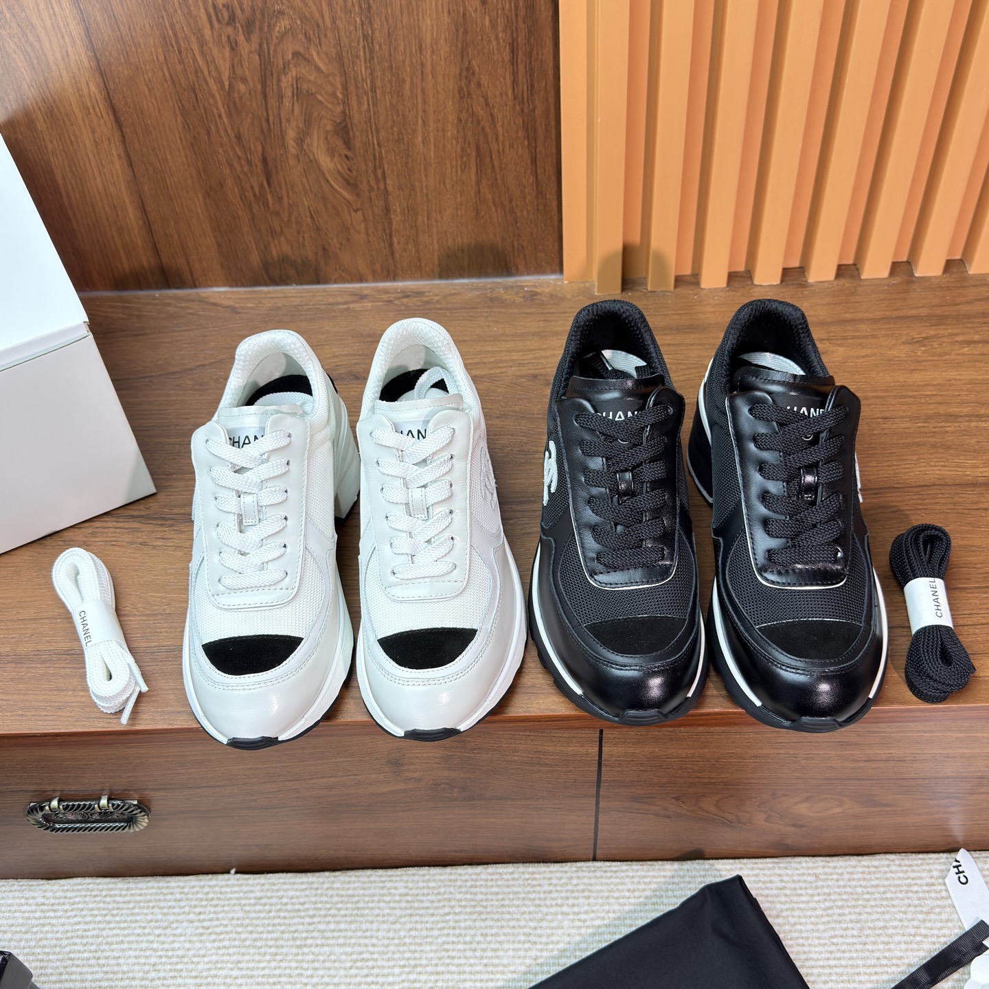 NO:612246,The top-quality version produced in Wanguan is another luxury masterpiece!  !  High-end customers come here!  !  Chanel chunky high-heeled sneakers - the ultimate fusion of fashion and comfort!  !  Wandan's top quality products!  !  Grandma's Snow White sneakers are really beautiful to a new level. They are clean and high-end with blingbling silver threads and sparkling. They are very light on the feet and feel like stepping on clouds!  !  Xiaoxiang writes tweed into shoes, white tweed shoes for Chanel girls!  'Chanel on Earth' is well-deserved!  lThis pair of Chanel sneakers really smells great!  The simple white upper, with iconic elements, is fashionable and high-end. Whether it is paired with casual pants or a short skirt, it can easily look stunning. It is also very comfortable on the feet, and you will not feel tired after walking for a long time. It is a must-have for fashionistas!  !  The classic black and white colors have both the elegance of grandma Xiang and the vitality of sports style. It is simply the perfect combination of fashion and cuteness!  !  The outsole is abrasive and the thick high heels feel very light on the feet. More importantly, these shoes also have a height-increasing effect. After wearing them, I really feel that my legs have grown a lot!  For little girls, this is definitely a lifesaver!  !  It's not heavy on your feet at all, and it feels just right, just like wearing a pair of sneakers. It's an incredible pair of high-looking sports and casual shoes. It doesn't matter whether your feet are fat or thin. You will definitely like them in the two colors!  Size 35-40 batch, casual shoes/sports shoes, chanel, chanel, sneakers, skirts19860909莞产顶级版 又一顶奢大作！！高端客户看过来！！Chanel香奈儿粗高跟运动鞋——时尚与舒适的极致融合！！ 莞产顶级！！香奶奶白雪公主运动鞋真的美出新高度,干净又高级的blingbling闪闪银线,亮晶晶,上脚非常轻便,踩在云朵般的感觉！！ 小香将斜纹粗花呢写进鞋履,属于香奈儿女孩的白色呢花鞋！“人间香奈儿”不愧是名不虚传！l这双香奈儿运动鞋真的太香了！简洁的白色鞋面,搭配标志性元素,时髦又高级.无论是搭配休闲裤还是短裙,都能轻松出彩.而且上脚舒适度满分,走路久了也不累,完全是时尚精的出街必备！！ 经典的黑白两色,既有香奶奶的优雅气质又不失运动风的活力,简直就是时尚与可爱的完美结合！！ 大底磨具大底,粗高跟脚感非常的轻便,更重要的是这双鞋子还有增高效果,穿上它之后真的感觉腿长了不少！对于小个女生来说,这绝对是一双救星的存在！！ 实物上脚一点也不重,脚感恰到好处,像穿一双运动鞋一样,一双绝壁的高颜值运动休闲鞋,不挑脚肥瘦,两个颜色必有你喜欢的！ 码数35-40 批,休闲鞋/运动鞋,chanel,chanel,sneakers,skirts,Women's Shoes