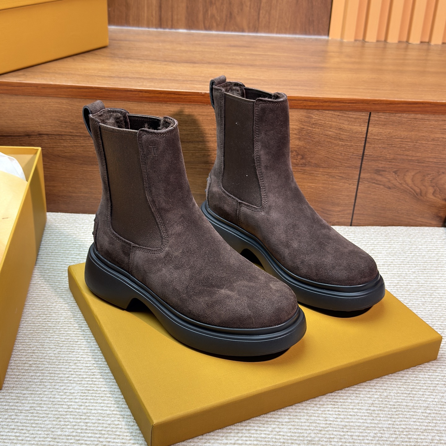 NO:612284,——Wool style TODS/Potato Silk 25 new sheepskin all-in-one suede Chelsea thick-soled Martin chimney boots! This pair of bare boots is made of suede cowhide, with elastic stitching on both sides for easy putting on and taking off. It has a back pull tab and a thick sole design. The outsole and heel are decorated with rubber beans. The lines are simple and the style is generous, showing exquisite urban taste. We create personalized high-quality handmade shoes for independent urban women with multiple identities! Explore avant-garde elements, combine classic styles, and constantly improve material selection and demanding craftsmanship quality! The shoe sandalwood is carefully polished from multiple angles, and the perfect lines are used to carry the beauty of walking. The combination of about 4.5cm thick sole and suede, excellent modification and heightening effect and excellent texture performance are all its trump cards! Don't be picky, just go with it casually, look good no matter how you wear it, don't be picky about the shape of your feet, it's especially friendly to girls with wider and fatter toes, and has a higher level of comfort! The fabric selection is soft mercerized cow suede, with a matte texture. The mercerized velvet feel of the leather is very smooth and delicate. The upper is made of high mercerized cow suede. Wool lining and wool insole. TPU foam outsole (very light). Heel height 4.5cm. Size 35-39. Boots, Tod's, boots, cowhide, sheepskin19860909————羊毛款 TODS/土豆丝25新品羊皮毛一体绒面切尔西增高厚底马丁烟筒靴！ 本款祼靴以绒面牛皮制成,两侧拼缝弹力松紧方便穿脱,带后拉环,厚底设计,外底和后跟都点缀橡胶豆豆,线条简约,款式大方,尽显精致都市品味. 为多元身份的獨立都市女性,打造个性化的品质手工鞋履！ 探索前卫元素、糅合经典格调,不断精进选材及苛求工艺品质！多维角度细致打磨鞋檀,用至美线条 承载步履之美. 约4.5cm的厚底与绒面的组合搭配,出色的修饰增高效果和优异的质感表现,都是它的王牌！ 不挑人,随性搭,怎么穿都好看,不挑脚型,尤其对脚趾较宽较肥的妹纸最为友好,舒适度较高！ 面料甄选柔软丝光牛反绒,质感磨砂,皮料的丝光绒感非常顺滑 细腻, 鞋面高丝光牛反绒 内里羊毛 鞋垫羊毛 大底TPU发泡大底（很轻） 跟高4.5cm 码数35-39,靴子,Tod's,boots,cowhide,sheepskin,Women's Shoes
