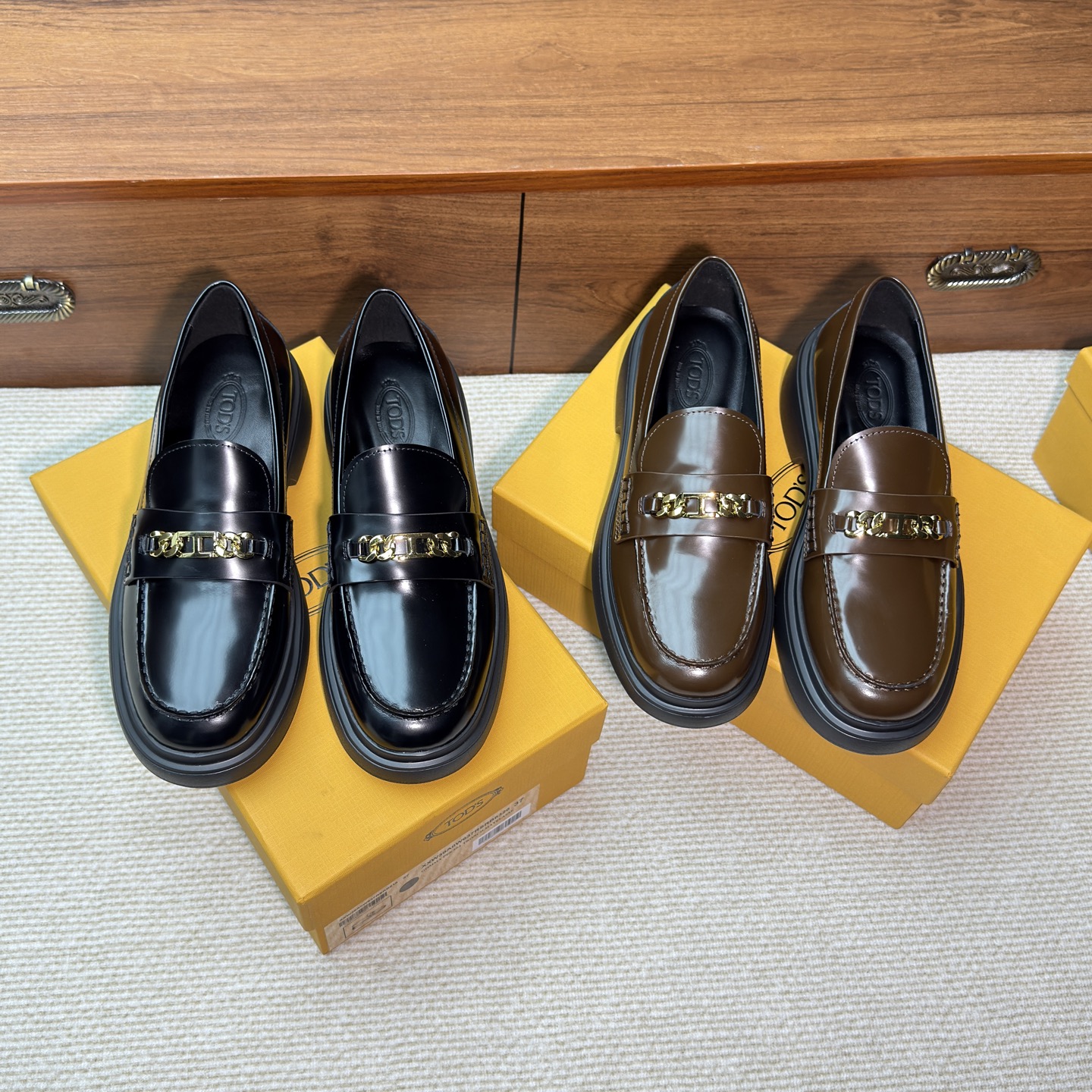 NO:612241,The top version is here~~~~ TOD'S latest logo loafers. This new pair from TODS this year is really classic. The style is generous and tough, and the golden ring on the upper is modern and fashionable. There is no need to choose one from the other. Both colors match well and can be included in the bag together. The height of loafers between 2cm ~ 5cm is very suitable for commuting to work, walking long distances on business trips, and standing for a long time will not put a burden on our feet.  The heel we recommend today is 3.5cm, the shoe design is quite delicate, and the appearance is really good. The shoe design is very delicate, and the rose gold buckle style is perfect for high quality. Material: open-edge beaded calfskin, lining lambskin, outsole, rubber outsole, size 35-39, Loafers, Tod's, loafers, cowhide, sheepskin19860909顶版来袭～～～～ TOD'S最新logo乐福鞋 TODS今年新出的这双真的很经典,款式大方硬朗,鞋面金环摩登时髦 根本不用二选一,两个色都好搭,可以一起收入囊中 乐福鞋在2cm ~ 5cm之间的高度很适合上班通勤,出差走路远,长时间站立也不会给我们的脚造成负担 我们今天推荐的这款后跟3.5cm,鞋型设计比较秀气,颜值真的很高 鞋型设计十分秀气,玫瑰金扣式搭配高级感满分 材质开边珠小牛皮 内里小羊皮 大底橡胶大底 尺码35-39,乐福鞋,Tod's,loafers,cowhide,sheepskin,Women's Shoes