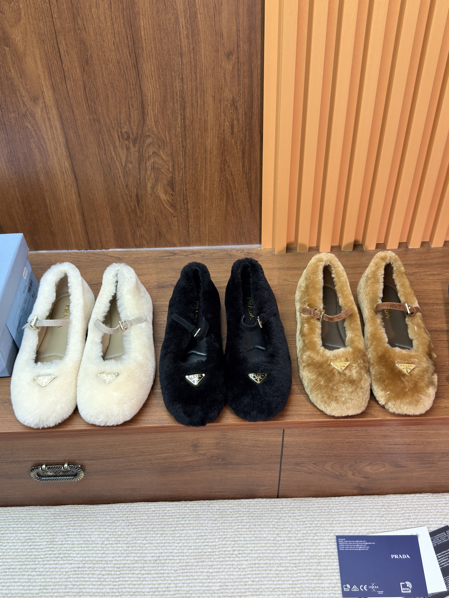 NO:612310,Top quality Prada ss25 new arrival~ P's new autumn and winter Mary Jane/furry shoes, cow suede upper, fur integrated inside, warm and comfortable, super cute and stylish, a must-have item for fashionable winter wear, size 35-40, furry shoes, prada, mary jane19860909顶级品质 Prada ss25 new arrival～ P家秋冬新款玛丽珍/毛毛鞋 牛反绒鞋面 皮毛一体内里,保暖又舒服 超好看巨可爱,时髦精冬季穿搭必备单品 size 35-40,毛毛鞋,prada,mary jane,Women's Shoes