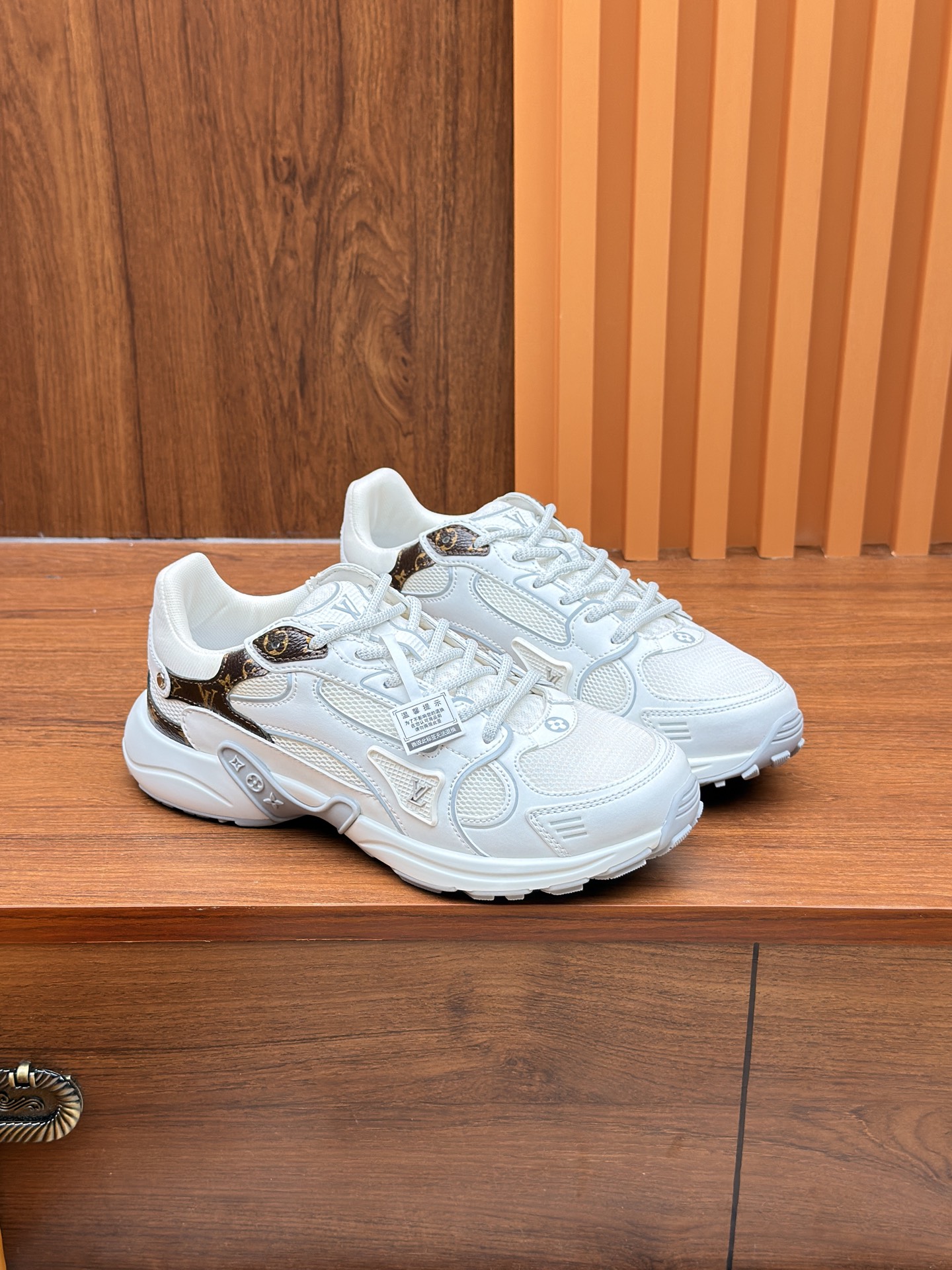 NO:646147,Top version Guanhuo Louis Vuitton LV Classic sports calfskin lace-up monogram casual shoes!  LVTrainer, this is a top-quality product obtained through special channels. It is of the same level as the counter products. The quality is impeccable and absolutely worth the money!  The appearance of this shoe is definitely the pinnacle of this year’s casual shoe industry!  When you touch the real thing, you'll understand why it is so popular!  It is not only versatile, but more importantly, compared with the mature sports styles of the past, this LV sports series has injected new youthful vitality. Its texture and trend are extremely strong, and it is deeply loved by young people!  The tone of this cowhide LVTrainer is calm yet elegant, and it looks both formal and casual. The imported cowhide material of the upper has been carefully selected for its delicate touch and durability, which demonstrates the consistent high-quality pursuit of the LV brand. It is worth mentioning that this new color LVTrainer has just been put on the shelves recently, and the quantity is limited. Those who want to own it must not miss this opportunity!  Get it now and let this trendy and fashionable LVTrainer become the new favorite in your shoe cabinet!  The material is imported and customized original cowhide, and the outsole is customized by a private model. It is different from other brands. Without the original version, this effect cannot be achieved!  Number of yards: 35-40 yards, original airplane box!  ,casual shoes/sports shoes,louis vuitton,louis vuitton,sneakers,cowhide19860909顶版莞货 路易威登LV Classic运动小牛皮系带字母休闲鞋！ LVTrainer,这是通过特殊渠道获得的顶级精品,与专柜货同级,品质无可挑剔,绝对物有所值！ 这款鞋的颜值绝对是今年休闲鞋界的巅峰之作！当您亲手触摸到实物时,就会明白它为何如此备受追捧！它不仅百搭,更重要的是,与以往的成熟运动风格相比,这款LV的运动系列注入了全新的青春活力.其质感与潮流感都极为强烈,深受年轻人的喜爱！ 这款牛皮LVTrainer,其色调沉稳而不失高雅,看上去既带有正装的正式感,又不失运动鞋的轻松自在.鞋面的进口牛皮材质经过精心挑选,触感细腻且耐用,彰显出LV品牌一贯的高品质追求. 值得一提的是,这款新配色LVTrainer最近刚刚上架,数量有限,想要拥有的宝子们千万不要错过这个机会哦！赶紧入手,让这款新潮时尚的LVTrainer成为你鞋柜中的新宠吧！ 材质进口定制原版牛皮, 大底私模定制原版大底、区别于别家,没有原版是开不出这效果的！ 码数35-40码,原盒飞机盒！,休闲鞋/运动鞋,louis vuitton,louis vuitton,sneakers,cowhide,Women's Shoes