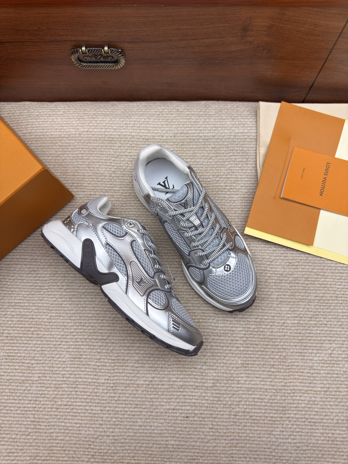 NO:646157,Top version Guanhuo Louis Vuitton LV Classic sports calfskin lace-up monogram casual shoes!  LVTrainer, this is a top-quality product obtained through special channels. It is of the same level as the counter products. The quality is impeccable and absolutely worth the money!  The appearance of this shoe is definitely the pinnacle of this year’s casual shoe industry!  When you touch the real thing, you'll understand why it is so popular!  It is not only versatile, but more importantly, compared with the mature sports styles of the past, this LV sports series has injected new youthful vitality. Its texture and trend are extremely strong, and it is deeply loved by young people!  The tone of this cowhide LVTrainer is calm yet elegant, and it looks both formal and casual. The imported cowhide material of the upper has been carefully selected for its delicate touch and durability, which demonstrates the consistent high-quality pursuit of the LV brand. It is worth mentioning that this new color LVTrainer has just been put on the shelves recently, and the quantity is limited. Those who want to own it must not miss this opportunity!  Get it now and let this trendy and fashionable LVTrainer become the new favorite in your shoe cabinet!  The material is imported and customized original cowhide, and the outsole is customized by a private model. It is different from other brands. Without the original version, this effect cannot be achieved!  Number of yards: 35-40 yards, original airplane box!  ,casual shoes/sports shoes,louis vuitton,louis vuitton,sneakers,cowhide19860909顶版莞货 路易威登LV Classic运动小牛皮系带字母休闲鞋！ LVTrainer,这是通过特殊渠道获得的顶级精品,与专柜货同级,品质无可挑剔,绝对物有所值！ 这款鞋的颜值绝对是今年休闲鞋界的巅峰之作！当您亲手触摸到实物时,就会明白它为何如此备受追捧！它不仅百搭,更重要的是,与以往的成熟运动风格相比,这款LV的运动系列注入了全新的青春活力.其质感与潮流感都极为强烈,深受年轻人的喜爱！ 这款牛皮LVTrainer,其色调沉稳而不失高雅,看上去既带有正装的正式感,又不失运动鞋的轻松自在.鞋面的进口牛皮材质经过精心挑选,触感细腻且耐用,彰显出LV品牌一贯的高品质追求. 值得一提的是,这款新配色LVTrainer最近刚刚上架,数量有限,想要拥有的宝子们千万不要错过这个机会哦！赶紧入手,让这款新潮时尚的LVTrainer成为你鞋柜中的新宠吧！ 材质进口定制原版牛皮, 大底私模定制原版大底、区别于别家,没有原版是开不出这效果的！ 码数35-40码,原盒飞机盒！,休闲鞋/运动鞋,louis vuitton,louis vuitton,sneakers,cowhide,Women's Shoes