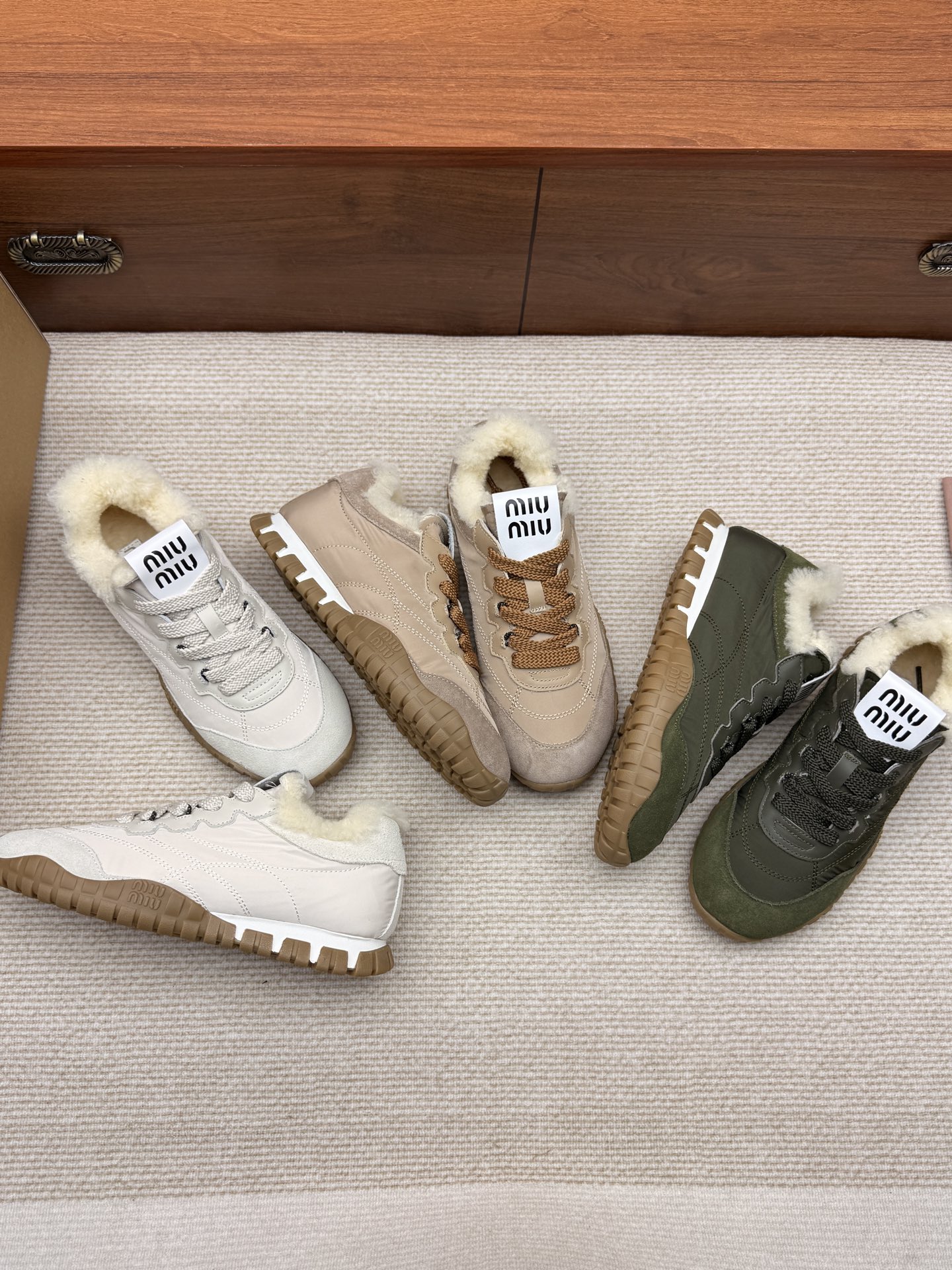 NO:630969,The new high-end version of miumiu is coming... The new 2025 miumiu catwalk model is the same fur-integrated Forrest training shoes from SS!  The multi-faceted collision conveys modern style that looks good, fashionable and intoxicating no matter how you wear it!  Miumiu has caught all the cute little details of the girls!  The overall shoe shape is round and delicate, and the lace design is easy to put on and take off, which can fully expose the ankle, and the leg proportions are better. Lamb wool is soft and comfortable, and the minimalist style is very eye-catching. It is high-end no matter how you match it. It is soft and comfortable, and the splicing is light and comfortable. The foot feels invincible. It is rated as the most comfortable runaway style. It has original details for daily commuting and has a unique sense of design. The upper is made of cow suede and the foot pads are made of lamb wool. The outsole is Italian original original color rubber outsole. The size is 35-40.  Full package, casual shoes/sports shoes, fur shoes, miumiu, sneakers19860909高版新款miumiu来袭…… 2025miumiu走秀新款 ss家同款皮毛一体阿甘德训鞋！ 多元对撞,传达现代风格怎么穿都好看时髦精醉爱！ 女孩子们哪些可可爱爱的小细节算是让miumiu 一整个拿捏住了！整体鞋型圆润秀气,系带设计穿脱方便可以完全露出脚踝处,衬得腿部比例较好. 羊羔毛 柔软舒适,极简风十分养眼 怎么搭配都很高级,柔软舒适,拼接轻便舒适脚感无敌,被评为最舒适的暴走款、 如履平地原版细节 日常通勤又有独特设计感. 鞋面釆用牛反绒 垫脚羊羔毛 大底意大利原版原色橡胶大底 码数35-40 全套包装,休闲鞋/运动鞋毛毛鞋,miumiu,sneakers,Women's Shoes