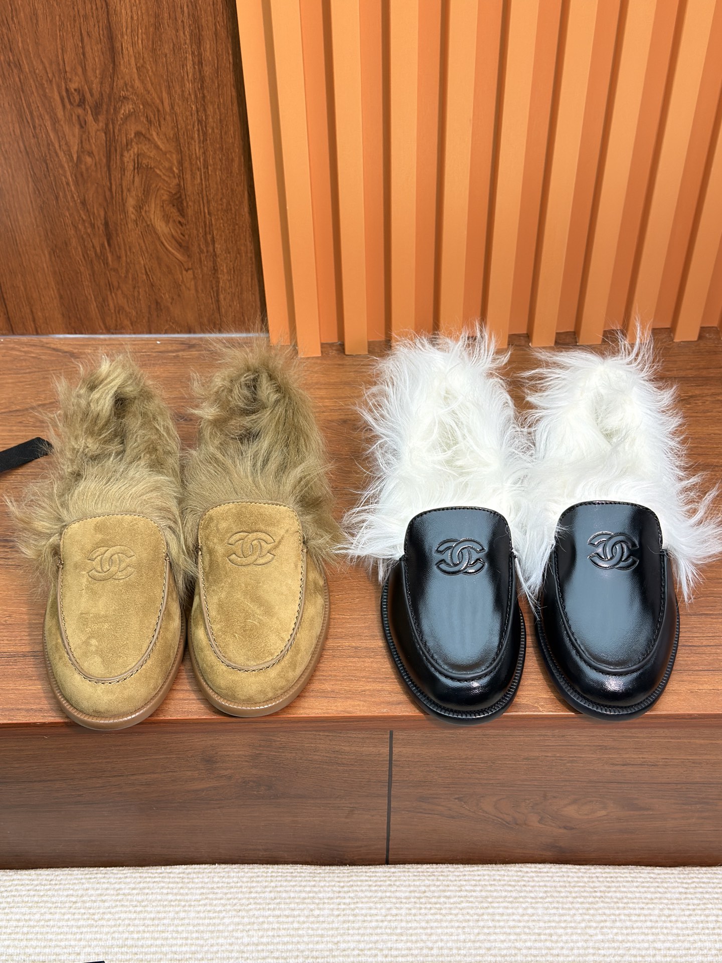 NO:630961,——Purchase version Guanhuo supports distribution of Chanel CHANEL Double C Love Muller!  The furry loafers are so beautiful that I couldn’t resist wearing them all!  The plush shoes are cute and fashionable. The upper is made of high-mercerized cow suede. The plush is short, dense, fine and high-grade. The plush feeling is more delicate than ordinary suede. It is silky, smooth, glossy and has a velvet-like texture. You must distinguish between suedes on the market. They are not picky about the foot shape and are tolerant. There is enough space to ensure that each toe can stretch freely without crowding or pushing the foot.  The lining and insole are made of top-grade imported rabbit fur, which is fluffy and very comfortable and warm. Even if you wear it barefoot without socks, it feels silky and warm. You can just step on it when you go out. Not to mention how convenient it is!  Upper butter leather/high mercerized cow suede, lining foot pads imported Australian rabbit fur, outsole Italian leather sole, size 35-40, loafers, chanel, chanel, loafers, chamois leather, socks19860909———代购版 莞货 支持分销 香奈儿CHANEL 双C乐福穆勒！ 毛毛乐福鞋太美了,一整个上头,简直无法拒绝！ 毛绒绒的鞋子可可爱爱 又不失时尚范儿. 鞋面采用高丝光牛反毛,毛绒短而密集细腻高级,毛绒感比普通麂皮处理的更加细腻丝滑柔顺光泽细腻有着丝绒一般的质感大家一定要区分市面上的麂皮 不挑脚型包容好,空间充足,保证每一个脚趾都能自由舒展,不挤脚不顶脚. 内里和鞋垫采用顶级进口兔毛,毛茸茸的,上脚非常舒适保暖就算是不穿袜子光脚穿都是丝滑保暖的感受出门脚一蹬就ok了别提多方便！ 鞋面牛油皮/高丝光牛反毛 内里垫脚进口澳洲兔毛 大底意大利皮底 码数35-40,乐福鞋毛毛鞋,chanel,chanel,loafers,chamois leather,socks,Women's Shoes