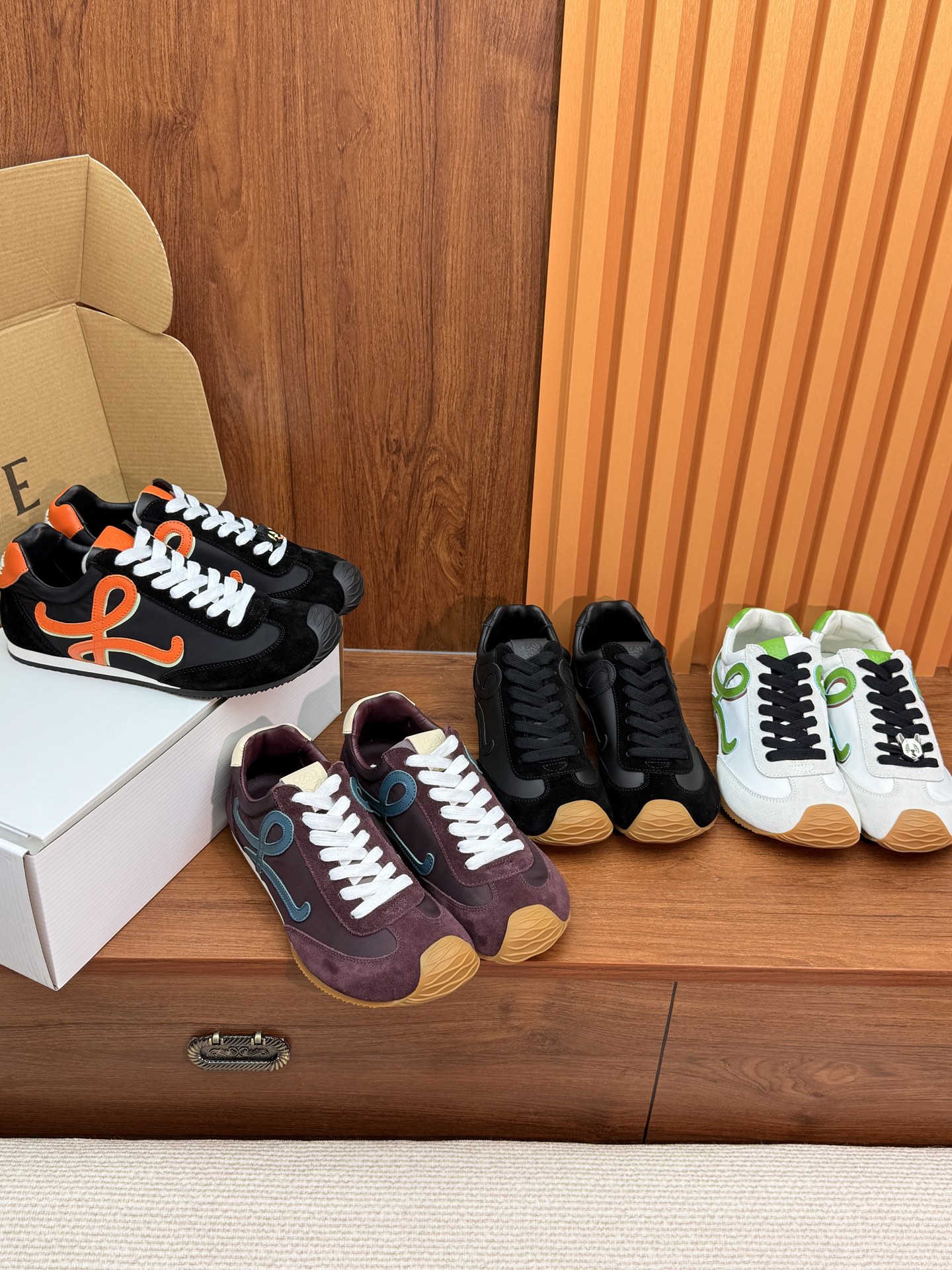 NO:630978,————2026 early spring new ballet style contrasting color cat couple style Forrest Gump shoes!  The high-end version of Loewe's couple model is coming... 26 The latest model of Wang Yibo, the couple model of Loewe Ballet Runner 2.0 sneakers, moral training shoes. This shoe is a bit ugly, with an asymmetrical toe design, so cute!  The most special thing is its wavy texture outsole. The entire outsole runs through the toe, sole and tail. It is super soft, light and flexible. The upgraded soft leather lining footbed provides maximum comfort. Our heel logo is made by one-piece injection, which is different from the glue version on the market (easy to fall off). Fabric: Original custom imported first-layer cowhide + spliced nylon cloth + suede. Interior imported soft sheepskin + mesh lining. Outsole EVA two-color combination rubber outsole.  Sizes for women: 35–40, men’s sizes: 39-45, casual shoes/sports shoes, loewe, loewe, sneakers, cowhide, sheepskin, chamois leather19860909————2026早春新款芭蕾风撞色猫咪情侣款阿甘鞋！高版罗意威情侣款来袭…… 26最新款王一博同款,情侣款Loewe罗意威Ballet Runner2.0运动鞋德训鞋 这鞋子有点丑萌,不对称鞋头设计,太可爱了！最特别的是它的波浪纹理大底,整片大底贯穿鞋头、鞋底、鞋尾,超柔软轻便灵活,升级柔软皮革内衬鞋床,提供最大舒适感 咱家的后跟Logo采用一体射出制作,区别市场货滴胶版本（容易脱落） 面料:原版定制进口头层牛皮+拼接尼龙布+麂皮 内里进口柔软羊皮+网里 大底EVA双色组合橡胶大底 码数女码35–40 男码39-45,休闲鞋/运动鞋,loewe,loewe,sneakers,cowhide,sheepskin,chamois leather,Women's Shoes