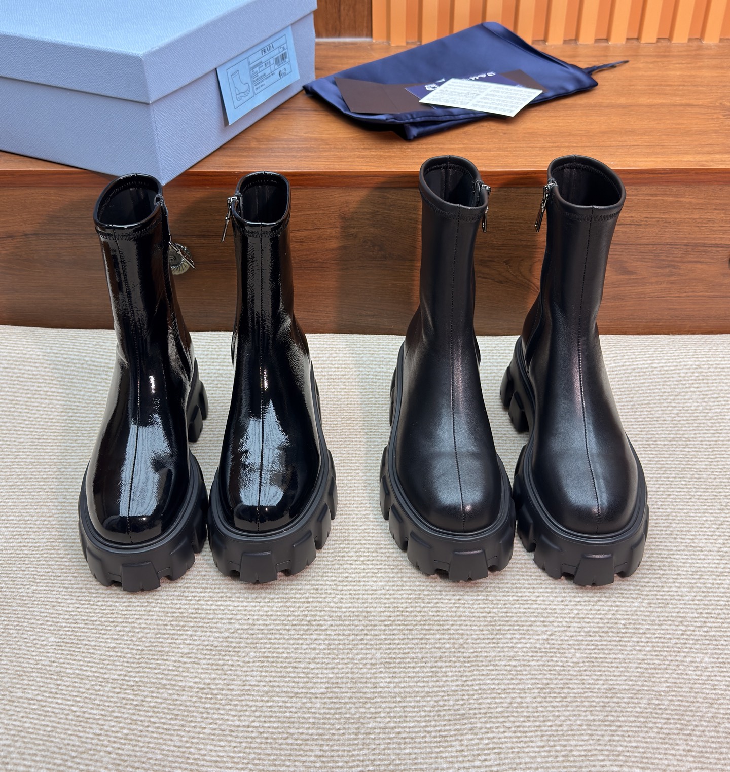 NO:631019,Top version of Prada’s new sheepskin thick-soled short boots!  !  !  This ankle boot has a unique design, with a bold silhouette and sharp contrasts, highlighting the duality inherent in Prada's aesthetics. The iconic Monolith sole, combined with geometric shape and modernism, adds a unique personality to this stretch sheepskin boot. The upper foot subverts the bulky feeling. The thick-soled boots that have become popular in the past two years always make people worry about looking bulky?  These boots completely break the prejudice and have 5.5cm thick soles. They elongate the leg lines in seconds without any sense of heaviness. Instead, they are light and elastic, making walking steady and comfortable. The uppers are made of top-grade sheepskin, which is flexible and durable and has a delicate luster. It directly adds to the sense of street fashion. Your feet are always warm. I highlight the latest Martin boots outsole!  It is more wear-resistant and non-slip than ordinary outsoles, and has super grip. You are not afraid of slipping when walking in daily life, and its durability is also directly upgraded. Sizes 35-39 (40 non-returnable), boots, prada, prada, boots, sheepskin19860909顶版Prada普拉达新款羊皮厚底短靴！！！ 这款踝靴设计独特,廓形大胆,对比鲜明,彰显 Prada 美学中蕴含的双重性. 标志性的 Monolith 鞋底,几何造型与现代主义相结合,为这款弹力羊皮靴款增添独特个性. 上脚颠覆笨重感 这两年爆火的厚底靴总让人担心显笨重？些款靴完全打破偏见5.5cm厚底,上脚秒拉长腿部线条,却没有丝毫沉重感,反而轻盈Q弹,走路稳健又舒服.鞋面是顶级羊皮 柔韧耐穿还自带细腻光泽,街头时尚感直接拉满.双脚始终暖乎乎的.重点夸夸最新的马丁靴大底！比普通大底更耐磨防滑,抓地力超强,日常走路不怕打滑,耐穿性也直接升级.尺码35-39（40不退换）,靴子,prada,prada,boots,sheepskin,Women's Shoes