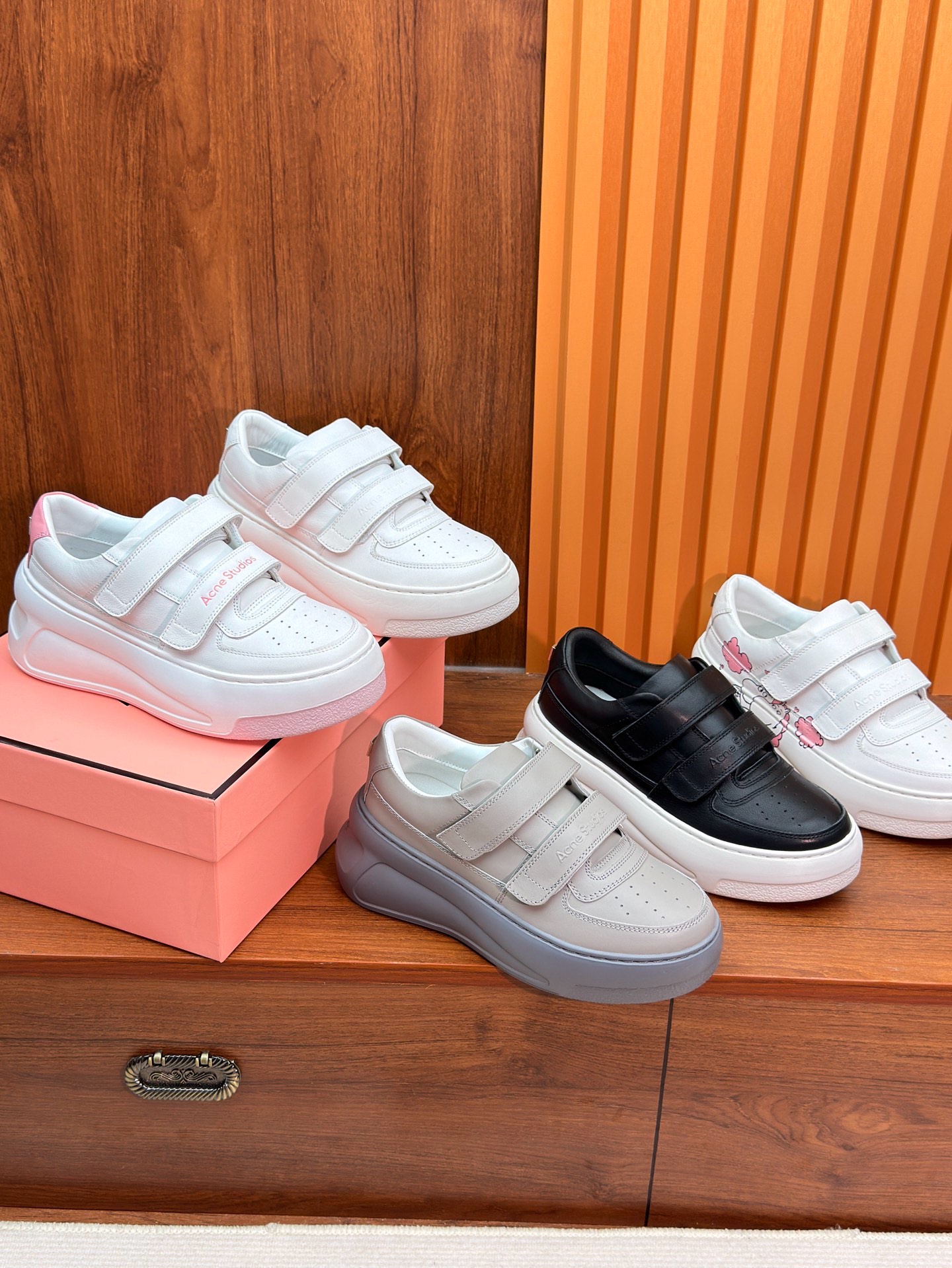 NO:680231,The new AC is coming... Acne Studios' latest thick-soled casual Velcro smiley white shoes are great products from the channel!  Wan goods are rare and good goods!   The most popular item is undoubtedly white shoes, which can be matched with N types of styles. Whether you want to dress up as a handsome cowboy or an elegant OL, they can meet your requirements. In recent years, Acne Studios has become extremely popular. Whether it is scarves or sweatshirts, they are all sold out in minutes. I don’t know if too many people are obsessed with the beauty of Acne ~ the most popular true love for ten thousand years!  This white shoe can be regarded as the most beautiful among minimalist shoes. The Velcro style white shoe is the same as Tong Liya’s. The 4cm style is perfect for girls who are too lazy to tie their shoelaces. Italian imported calfskin Acne classic smiling white shoes. The leather is delicate and shiny. The elasticity and softness are quite good. The cost is much higher than ordinary cowhide!  Original foam outsole (very light) with good cushioning and not easy to tire your feet when walking, original box packaging, code number #35-40 (40 custom made, non-returnable), casual shoes/sports shoes, acne studios, dior, sneakers, hoodie, sweatshirts, cowhide19860909新款AC来袭……  Acne Studios 最新厚底休闲魔术贴笑脸小白鞋渠道牛货！莞货 难得一见的好货！  最受欢迎的单品当属小白鞋,可以搭配出N种风格,无论你想扮成帅气的牛仔还是优雅的OL,它都能满足你的要求. 这几年Acne Studios的火爆程度也是可见不一般,围巾也好,卫衣也罢,都是分分钟卖到断货的节奏 不知道是不是太多人都着迷于Acne的美～最火 万年真爱！这款小白鞋也算是极简主义鞋子中的姣姣者了 魔术贴款佟丽娅同款小白鞋 4cm这款式 太适合懒的系鞋带的小姐姐  意大利进口小牛皮 Acne经典笑脸小白鞋 皮质细腻有光泽 弹性和柔软度都相当好,成本比普通牛皮高出许多！ 原版发泡大底（非常轻便）走路缓冲性很好不容易累脚,原盒包装, 码数#35-40（40订做不退换）,休闲鞋/运动鞋,acne studios,dior,sneakers,hoodie,sweatshirts,cowhide,Women's Shoes