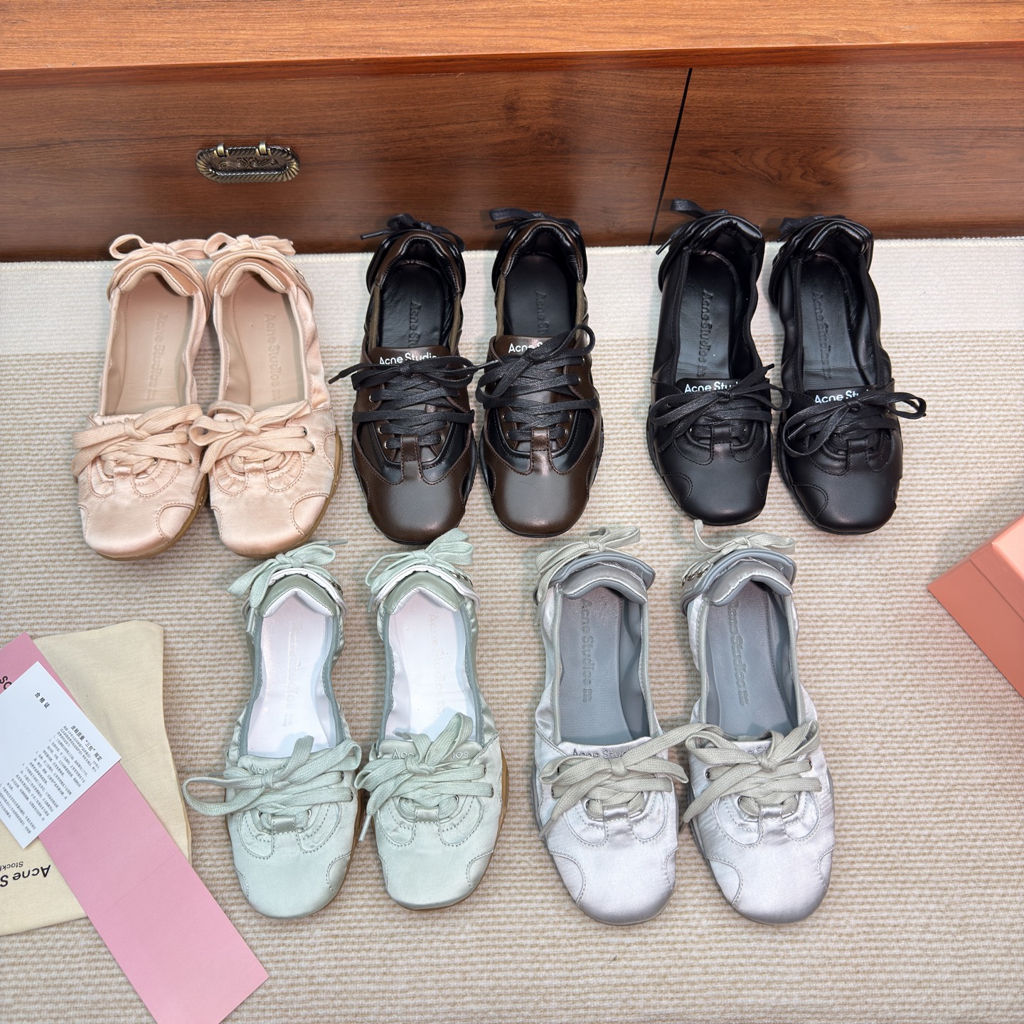 NO:680986,AcneStudios new color hot latest playful age-reducing ballet shoes!  !  Ballet style is still popular this year. At the end of January, Acne launched a ballet sports style shoe, which immediately grabbed the wallets of fashion people. Among many white shoes and casual shoes, it is like a bright star, sweet but not greasy, and it immediately attracted my attention. It is simply a perfect partner for American casual wear, and it is absolutely indispensable for daily outings!  The perfect combination of fashion and sports, especially paired with piles of socks, is simply beautiful!  It’s really super popular this year!  It gives people a unique sense of coolness, which is really fascinating!  The shape of this shoe is simple and slender, and it looks particularly hi19860909AcneStudios新颜色火爆最新款俏皮减龄芭蕾舞鞋！！ 今年芭蕾风依然盛行,一月底的时候,acne上市了一款芭蕾运动风的鞋子,一时把时尚人士的钱包拿捏得死死的. 在众多小白鞋、休闲鞋里,它就像一颗璀璨的星星,甜而不腻,一下子就吸引了我的目光. 它简直就是美式休闲穿搭的绝佳搭档,日常出街绝对不能少了它！时尚与运动的完美结合,特别是配上堆堆袜,简直是美翻了！ 今年真的超级流行！它给人一种独一无二的清冷感,真的是让人着迷得不得了！这款鞋子的鞋型简约修长,看起来特别高级,穿上它,你的气质都能提升好几个档次！ 喜欢韩式风和ins极简风的姐妹们,这款鞋子你们绝对不能错过！一定要入手一双试试！ 鞋头部分的设计也是超赞的,空间很足,穿上既舒适又显瘦.高品质棉质鞋带不仅好打理,还不容易散开,你可以根据自己的需求随意调节脚背高度.这款鞋子的包容性超强,任何脚型都能穿得舒服又漂亮！ 鞋面用的可是意大利进口的小牛皮哦,皮质细腻又有光泽,弹性和柔软度都是顶级的！虽然它的成本比普通牛皮高出不少,但呈现出来的光泽低调又不失内涵,真的是物超所值！如果你想要银色的百搭感,但又想稍微低调一点,那选它就对了！ 后跟的设计也是别具匠心哦,和平常的鞋子完全不同.新颖的绑带设计为鞋子增添了几分别样的风味,真的是超级有个性！ 鞋舌部分也升级成了软软的羊皮哦,柔软亲肤,再也不用担心会卡脚或戳脚背了.舒适度真的是大大提升！ 包子鞋的内里设计更是贴心到不行,贴合脚部线条,穿着包裹感超级好.内里垫脚用的是柔软细腻的羊皮哦,脚感舒适度绝对是百分百！ 后跟还有加厚的记忆海绵填充呢,这样一来就更加柔软舒适了.这样一来就大大减少了磨脚的情况哦,无论你走多久都不会觉得累！ 原版大底非常轻便哦,防滑耐磨效果一流！走路的时候缓冲性很好哦,不容易累脚.鞋底软软的、曲折性也很好哦,可以一手就折叠起来哦 码数也很全哦！从35到40都有呢 这么棒的鞋子你还在等什么？赶紧入手一双吧！相信我哦,你绝对不会后悔的！ 鞋面意大利进口小牛皮皮质细腻有光泽弹性 和柔软度都相当好,成本比普通牛皮高出许多！ 内里羊皮 原版大底（非常轻便）走路缓冲性很好不容易累脚,原盒包装 码数:35-40,芭蕾舞鞋,acne studios,dior,wallets,cowhide,sheepskin,Women's Shoes