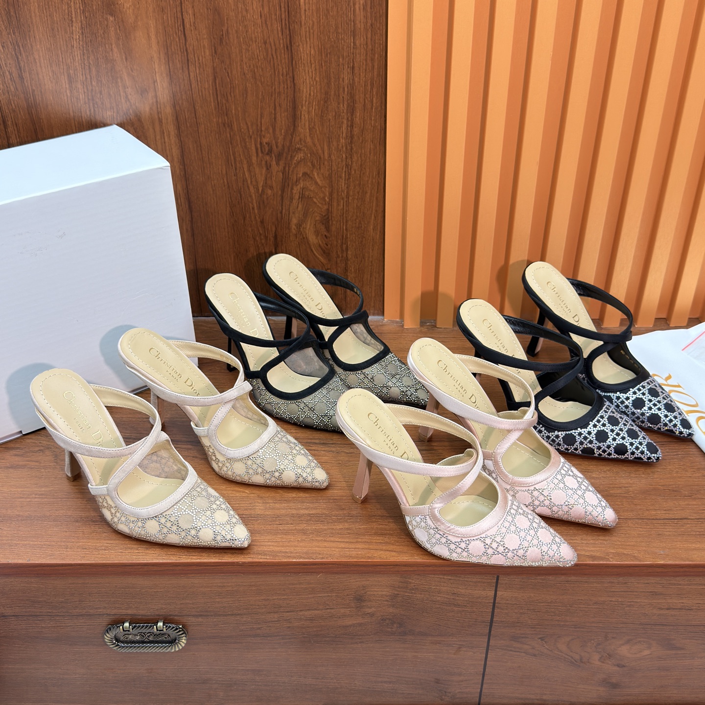 NO:680960,The high-end version of Dior's spring high-heeled shoes is coming... Dior Dior's 2026 spring and summer catwalk new style bling...bling... crystal shoes Cature series cross-strap high-heeled women's shoes CD letter logo rhinestone square toe cannage pattern Mule sandals and slippers The top high-end version on the market Material: original custom silk fabric inlaid with hot Australian rhinestones + water-dyed sheepskin feet + original molded hardware buckles + Italian leather outsole Size 35-39  Full set of airplane box packaging, half-slip heels, dior, dior, high heels, slippers, sheepskin, real silk, Leather soles19860909高版Dior开春款高跟鞋来袭…… Dior 迪奥 2026春夏走秀新款bling...bling...水晶鞋 Cature系列交叉带高跟女鞋 CD字母logo水钻方头藤格纹图案穆勒凉拖鞋 市面顶级高端版本 材质:原版定制真丝面料镶烫澳洲水钻+水染羊皮垫脚+原版开模五金扣+意大利真皮大底 码数35-39 全套飞机盒包装,半拖高跟鞋,dior,dior,high heels,slippers,sheepskin,real silk,Leather soles,Women's Shoes