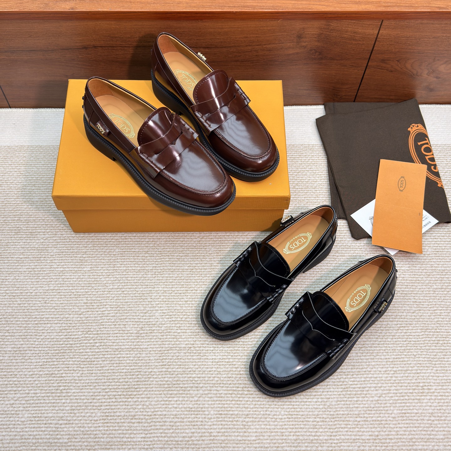 NO:681021,——Made in Guangzhou Support distribution This new pair from TODS this year is really classic, the style is generous and tough, and the gold ring on the upper is modern and fashionable. There is no need to choose one from the other, both colors match well, and can be included in the bag together. The height of loafers between 2cm ~ 5cm is very suitable for commuting to work, walking long distances on business trips, and standing for a long time will not put a burden on our feet. The heel we recommend today is 3.5cm, the shoe design is relatively delicate, and the appearance is really good  The shoe design is very elegant, with a rose gold buckle style and a high-end feel. Material: open edge beaded calfskin, lambskin lining, outsole, rubber outsole, size 35-39, Loafers, Tod's, loafers, cowhide, sheepskin19860909———莞产 支持分销 TODS今年新出的这双真的很经典,款式大方硬朗,鞋面金环摩登时髦 根本不用二选一,两个色都好搭,可以一起收入囊中 乐福鞋在2cm ~ 5cm之间的高度很适合上班通勤,出差走路远,长时间站立也不会给我们的脚造成负担 我们今天推荐的这款后跟3.5cm,鞋型设计比较秀气,颜值真的很高 鞋型设计十分秀气,玫瑰金扣式搭配高级感满分 材质开边珠小牛皮 内里小羊皮 大底橡胶大底 尺码35-39,乐福鞋,Tod's,loafers,cowhide,sheepskin,Women's Shoes