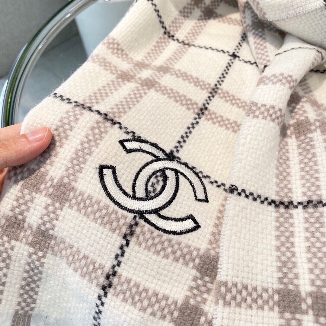 香奈儿已经成为香家历代经典不可替代的标志性图纹这款菱格围巾更是经典中的的高贵出品每一个品牌的logo后面