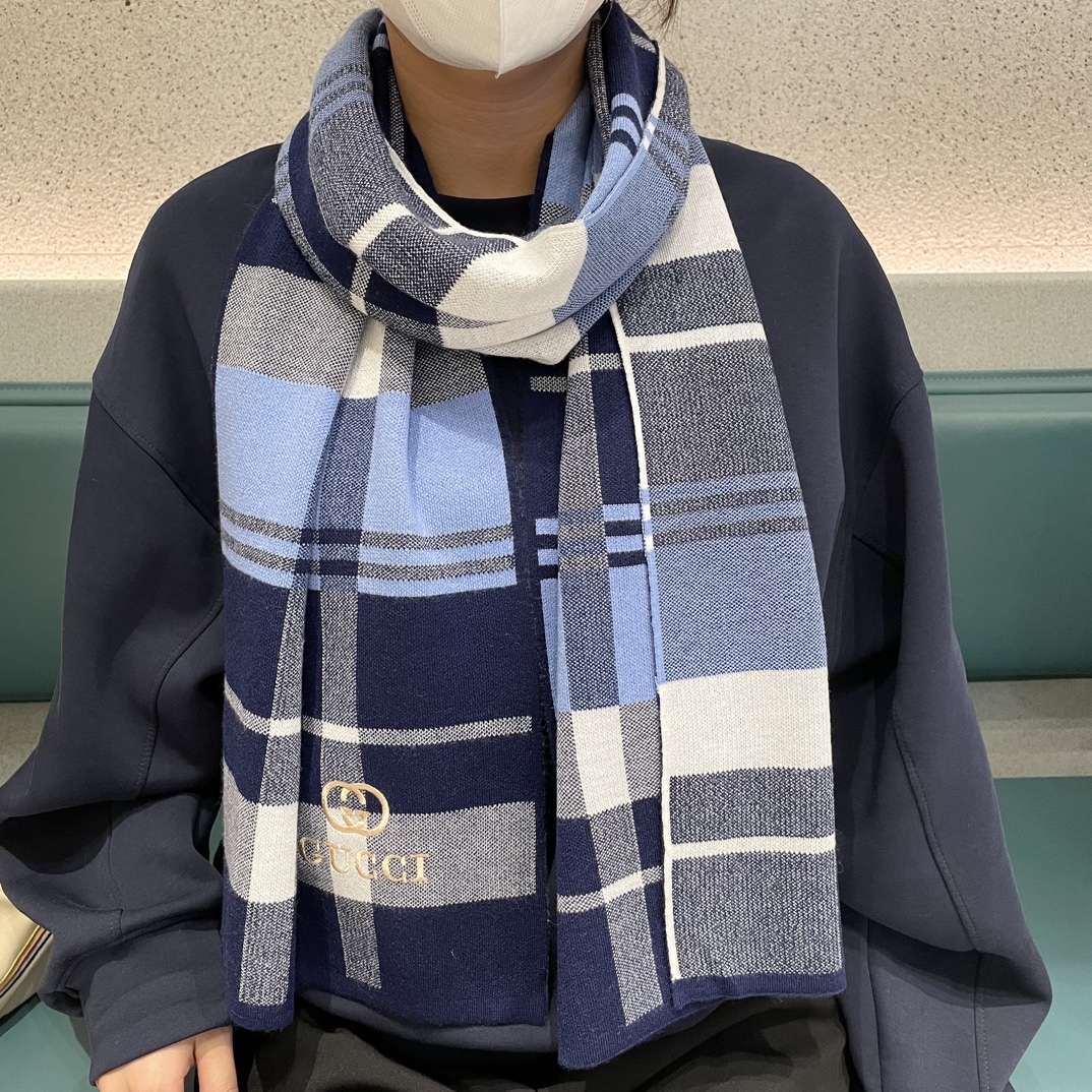 NO:168698,The latest model of the counter is coming to the top color weaving process. This process is only available in the real OEM factory. Top knitted and cashmere scarf. High-end products. Fashion brand colors are super positive, super soft, warm and skin-friendly. Simple plain colors are very elegant. It is really rare. The 32*180cm size long scarf is definitely a high-end quality that is slow to use. Wear it, you can go to the major counters for a walk with confidence. High-version scarf.19860909专柜最新款古奇火爆来袭顶级色织工艺此工艺只有大牌纯正代工厂才有的工艺顶级针织加羊绒围巾高尖端产物时尚大牌颜色超正超级柔软保暖亲肤,简单的素色非常大气..真的是臻品罕见.32*180cm尺寸长巾绝对是手慢无的高端精品戴着它可以放心的去各大专柜遛弯哦,,高版本围巾,scarf